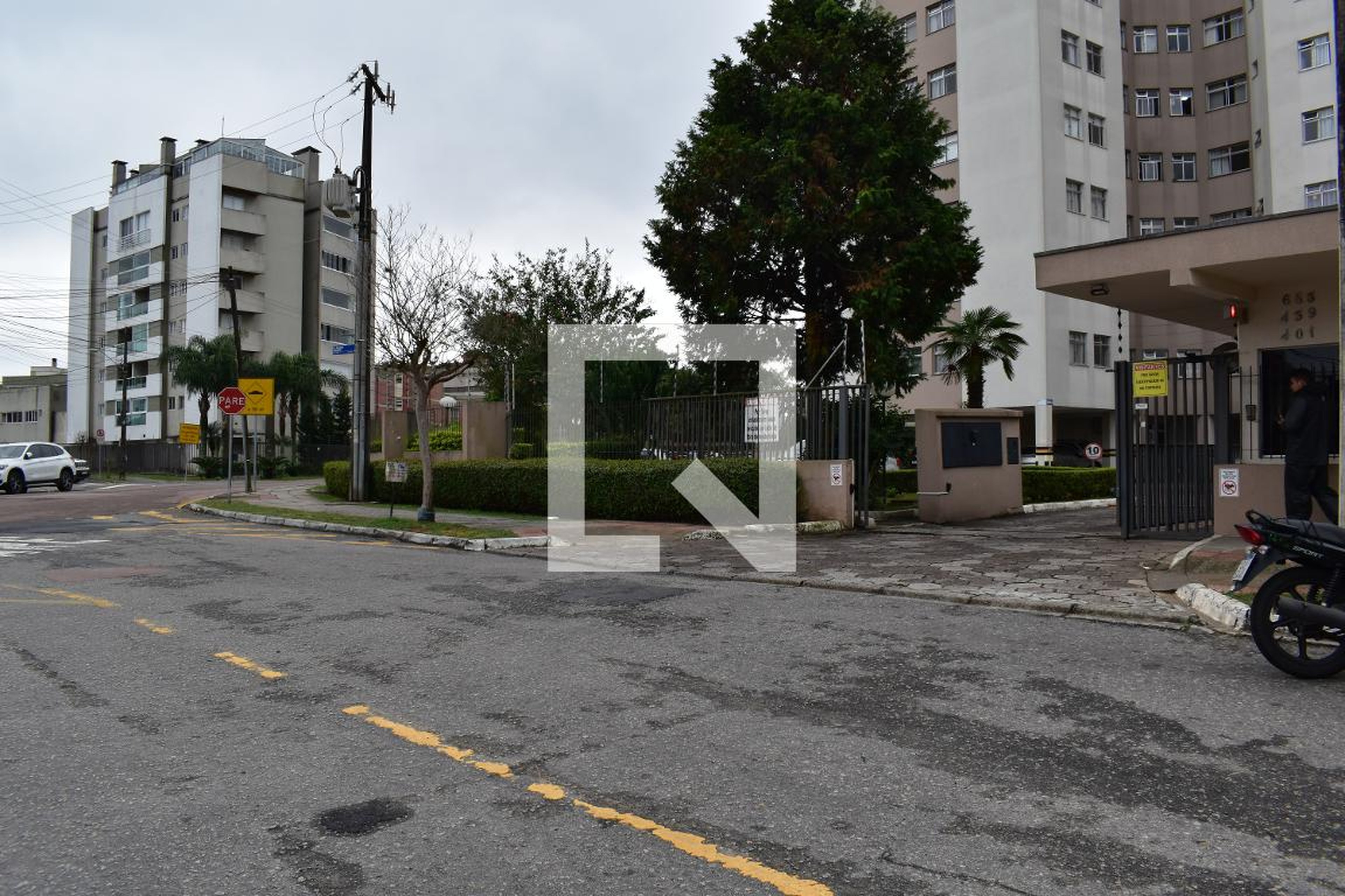 Fachada do condomínio Condomínio em Rua Rosalino Mazziotti, 439