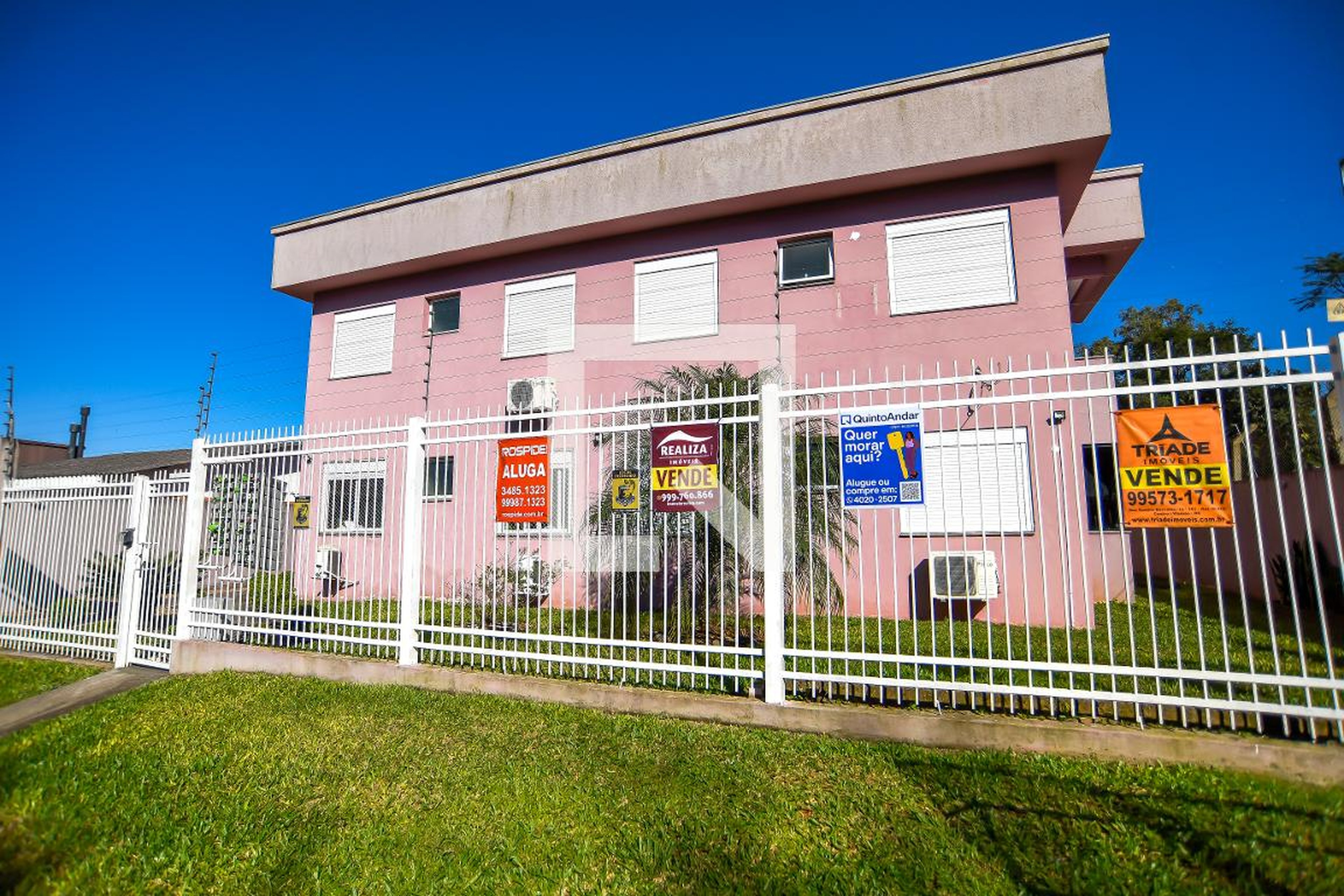 Fachada Condomínio em Rua Alcebíades Azeredo dos Santos, 1569