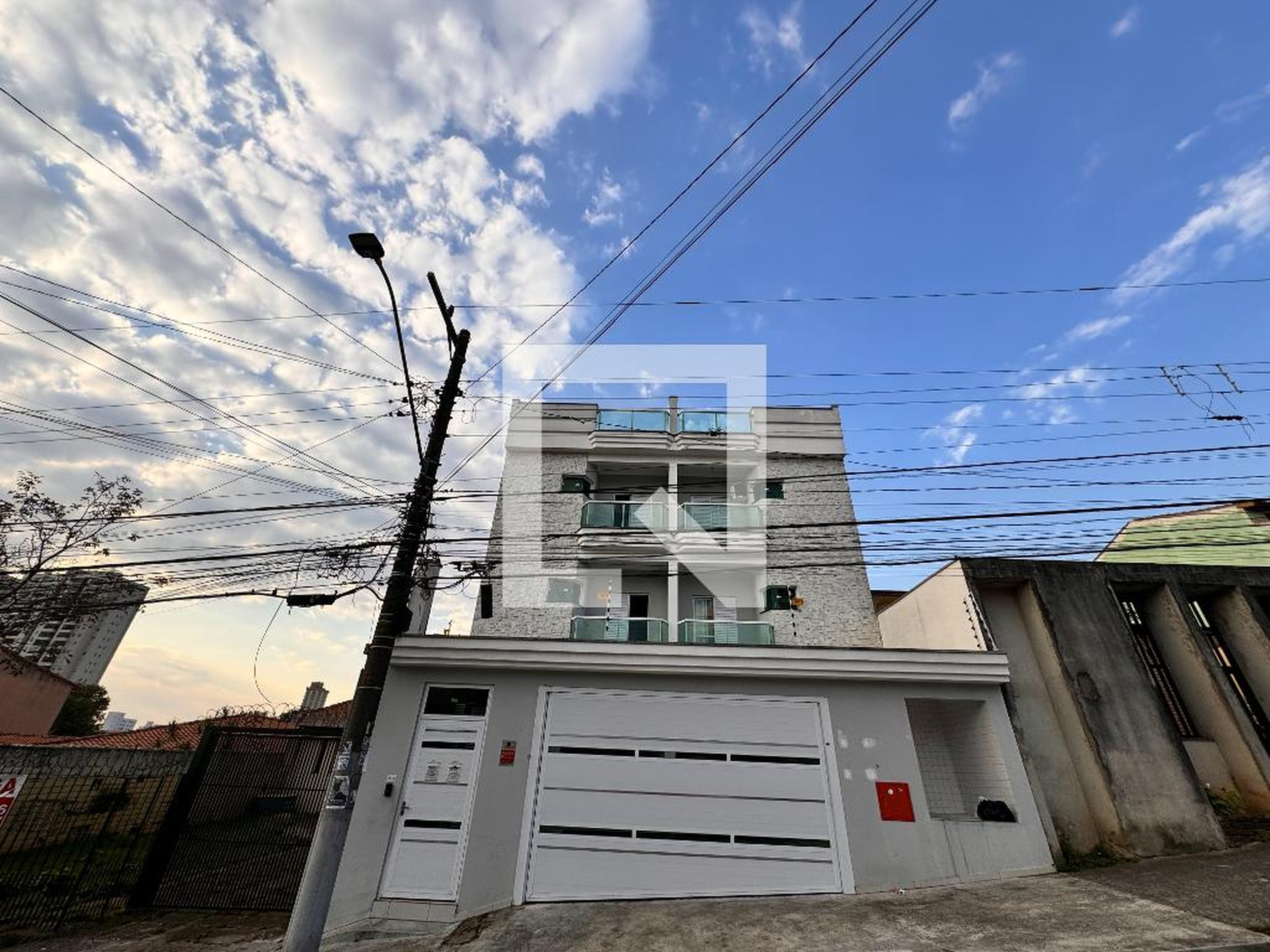 Fachada Condomínio em Rua Aimbere, 661