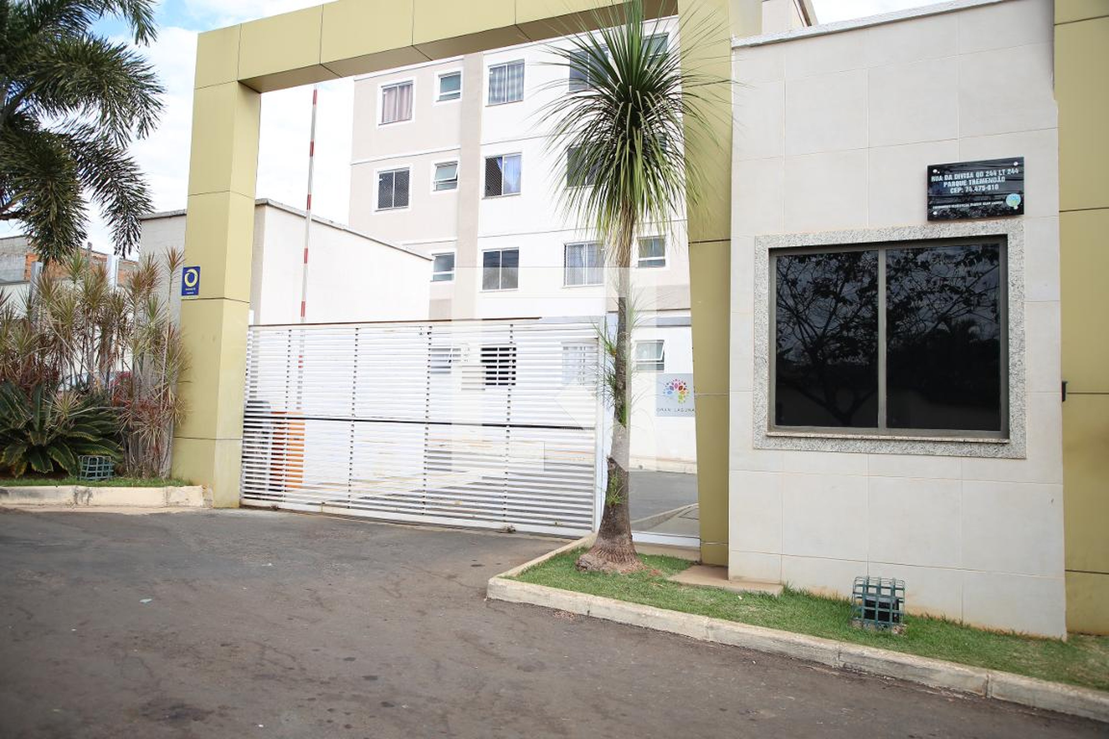 Fachada Condomínio em Rua da Divisa, 244