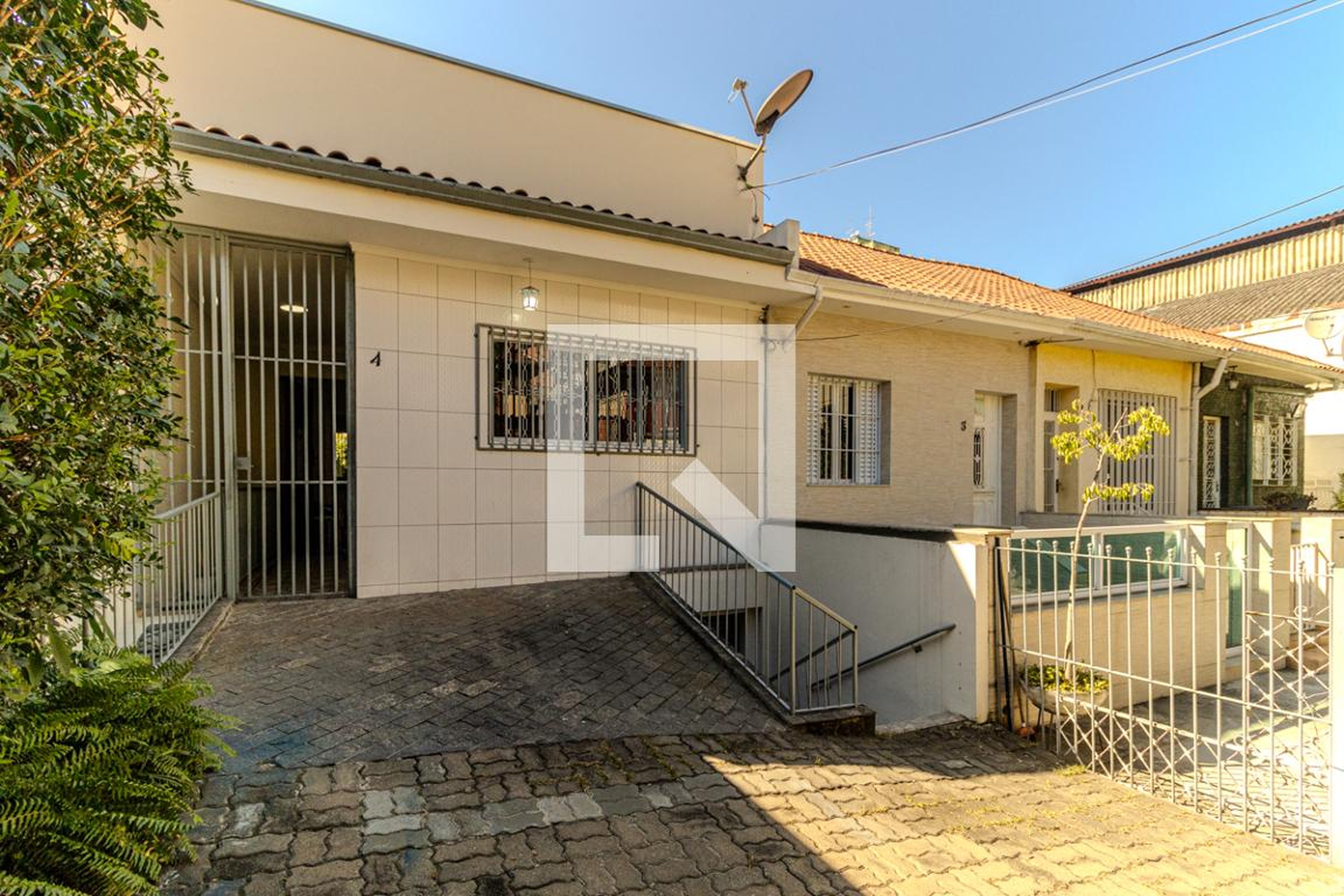 Fachada Condomínio em Rua Vitorino Carmilo, 78