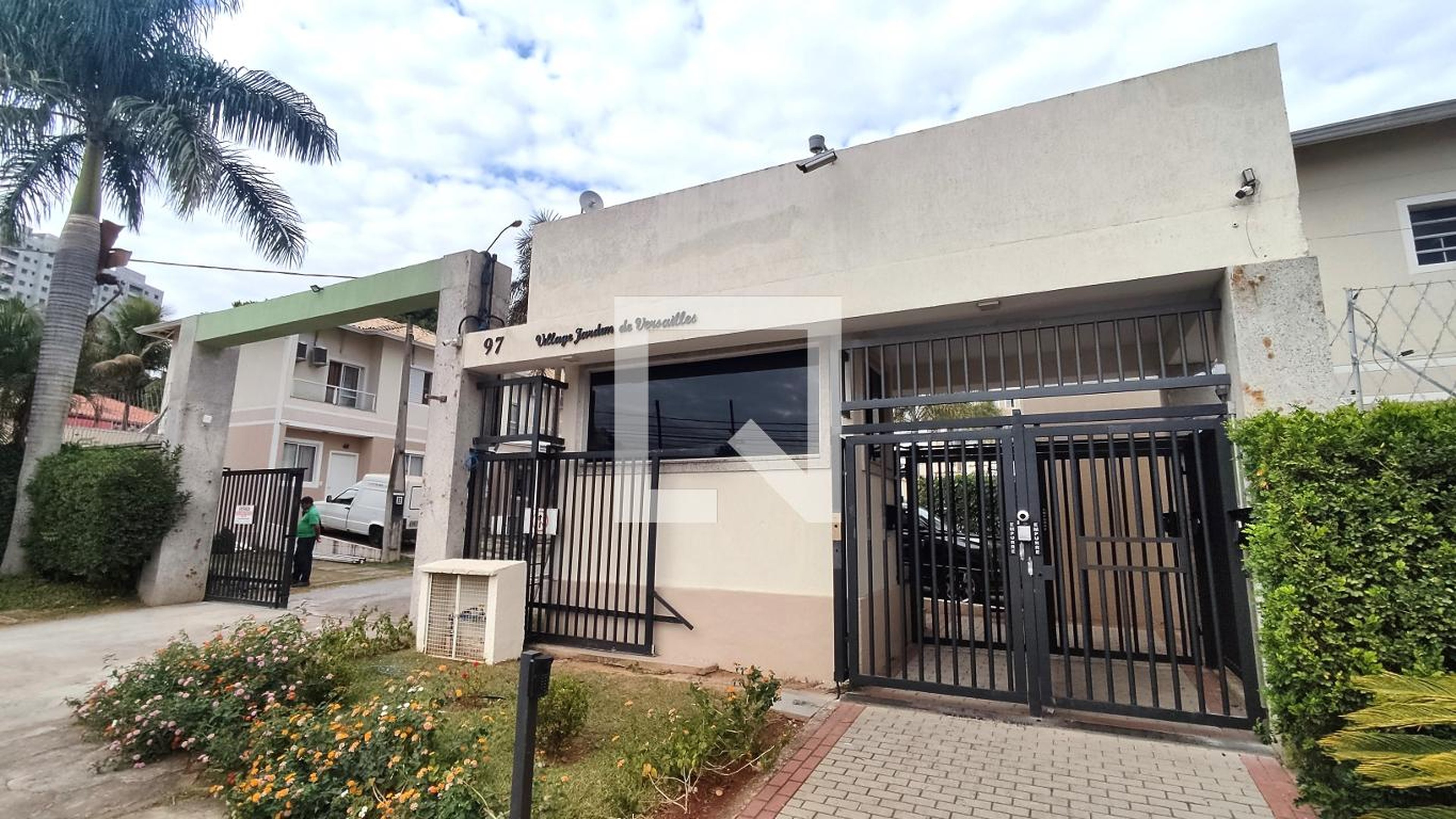 Fachada do Condomínio Condomínio Village Jardim de Versailles