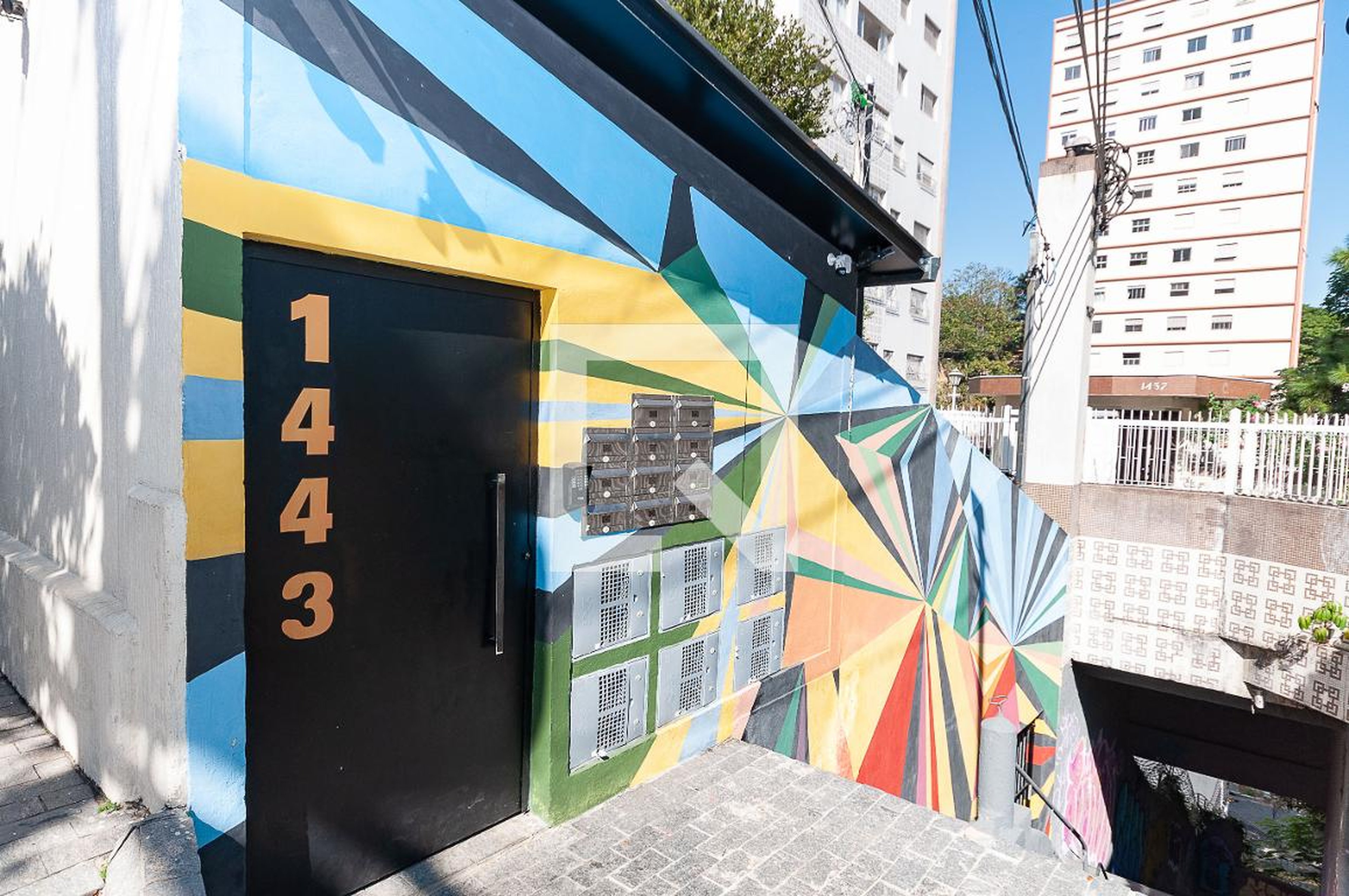 Fachada Condomínio em Rua Monte Alegre, 1443