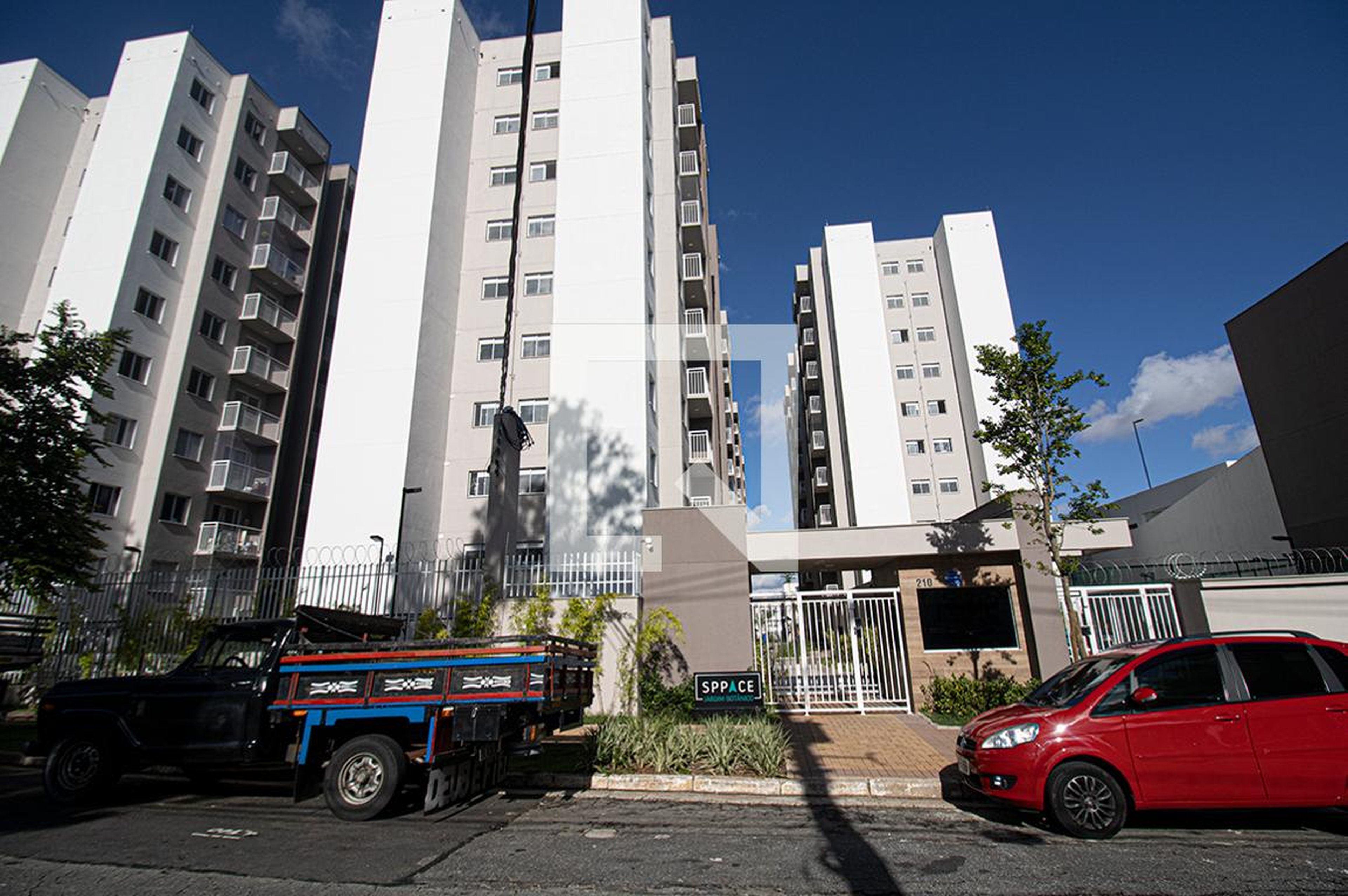 fachada Condomínio em Rua Alexandre Aliperti, 310