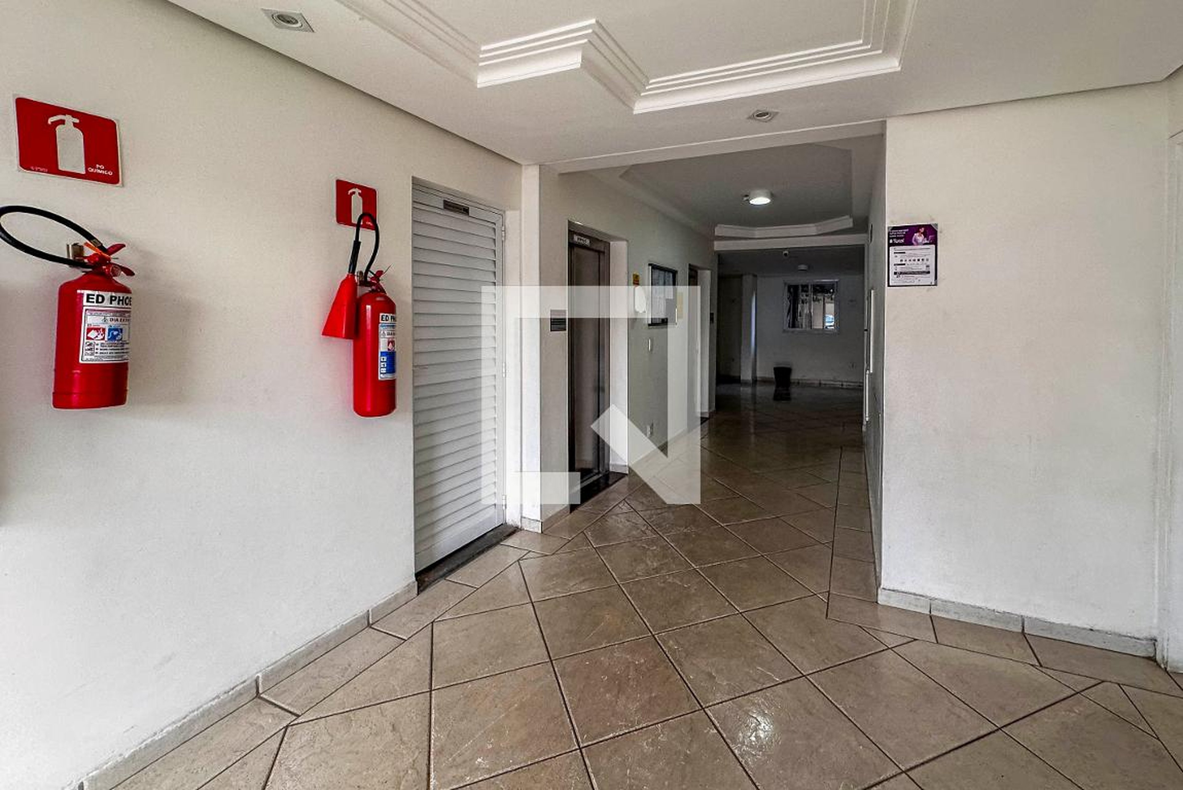 Hall de entrada Condomínio em Rua Quatá, 640