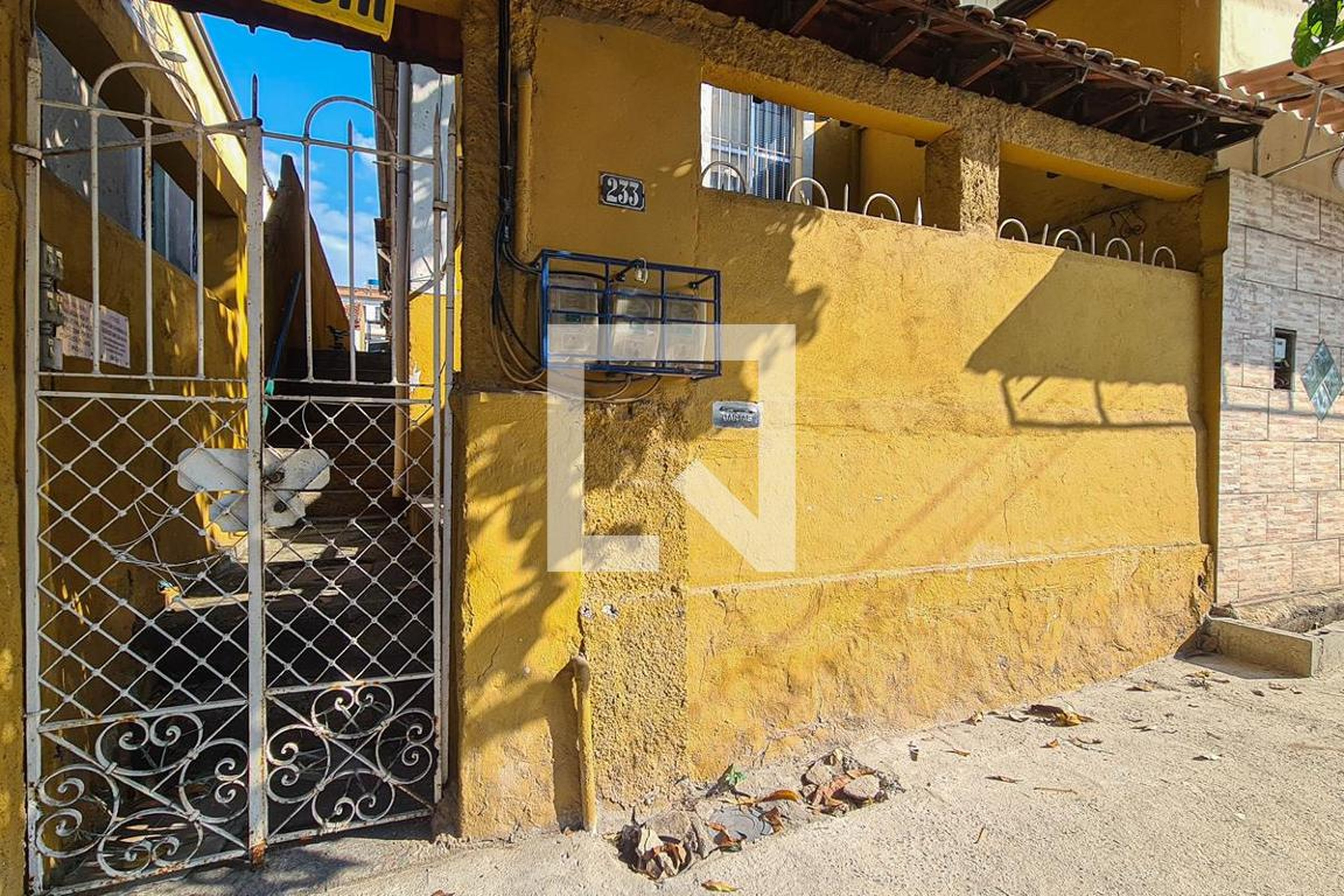 Fachada Condomínio em Rua Gomes Serpa, 233