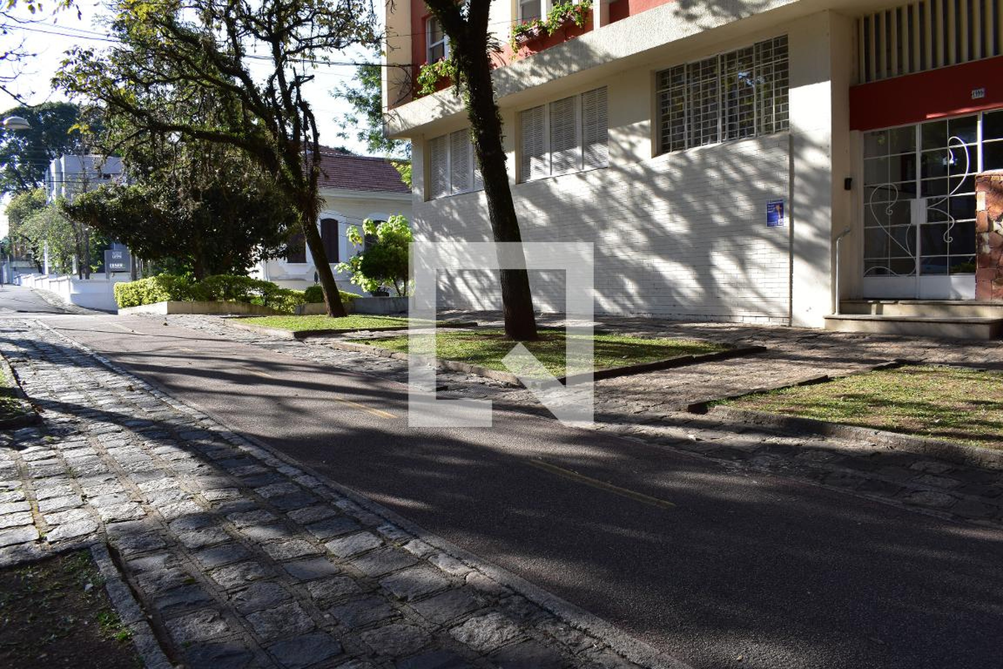 Fachada do condomínio Condomínio em Avenida Iguaçu, 1999