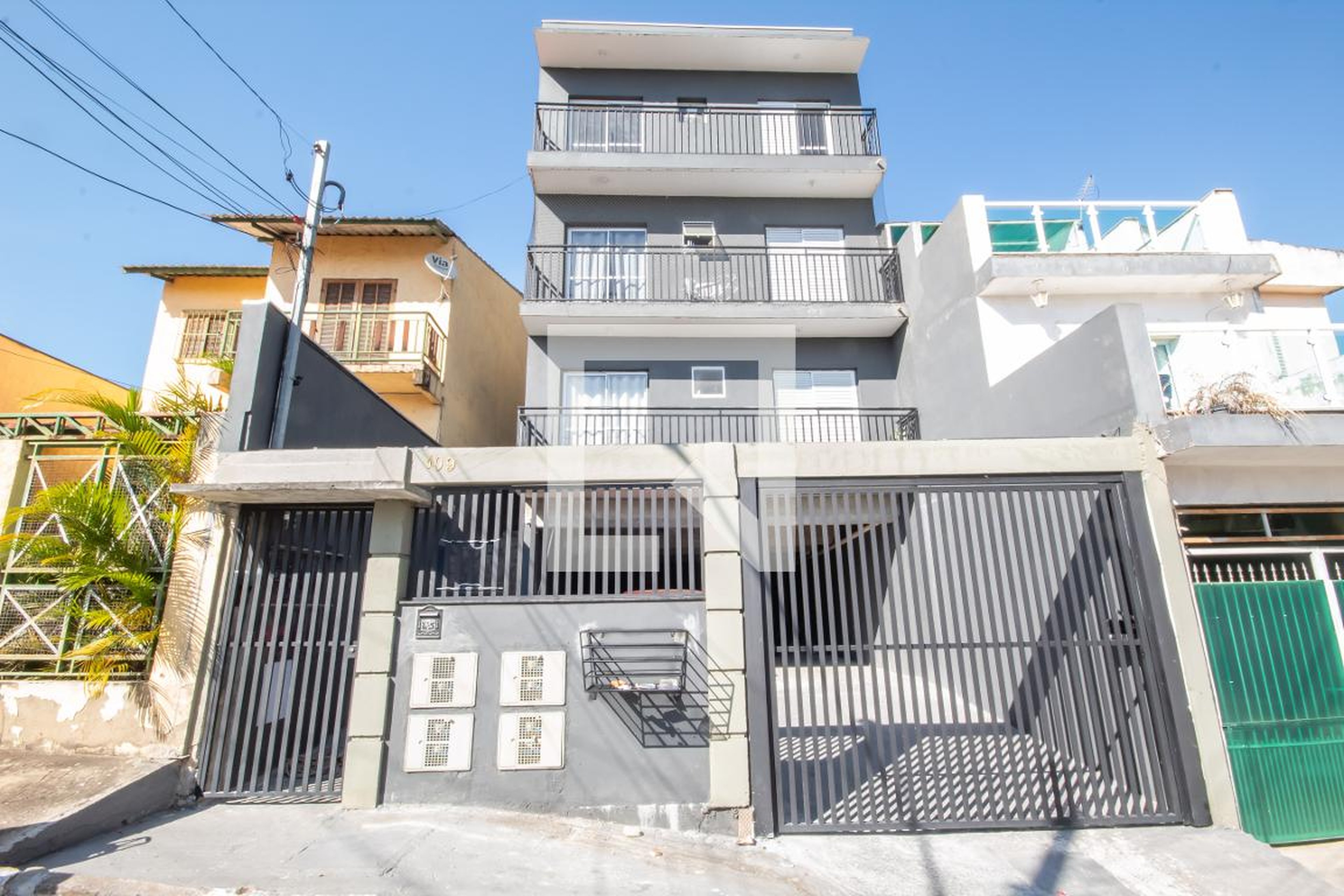 Fachada Condomínio em Rua das Bandeiras, 109