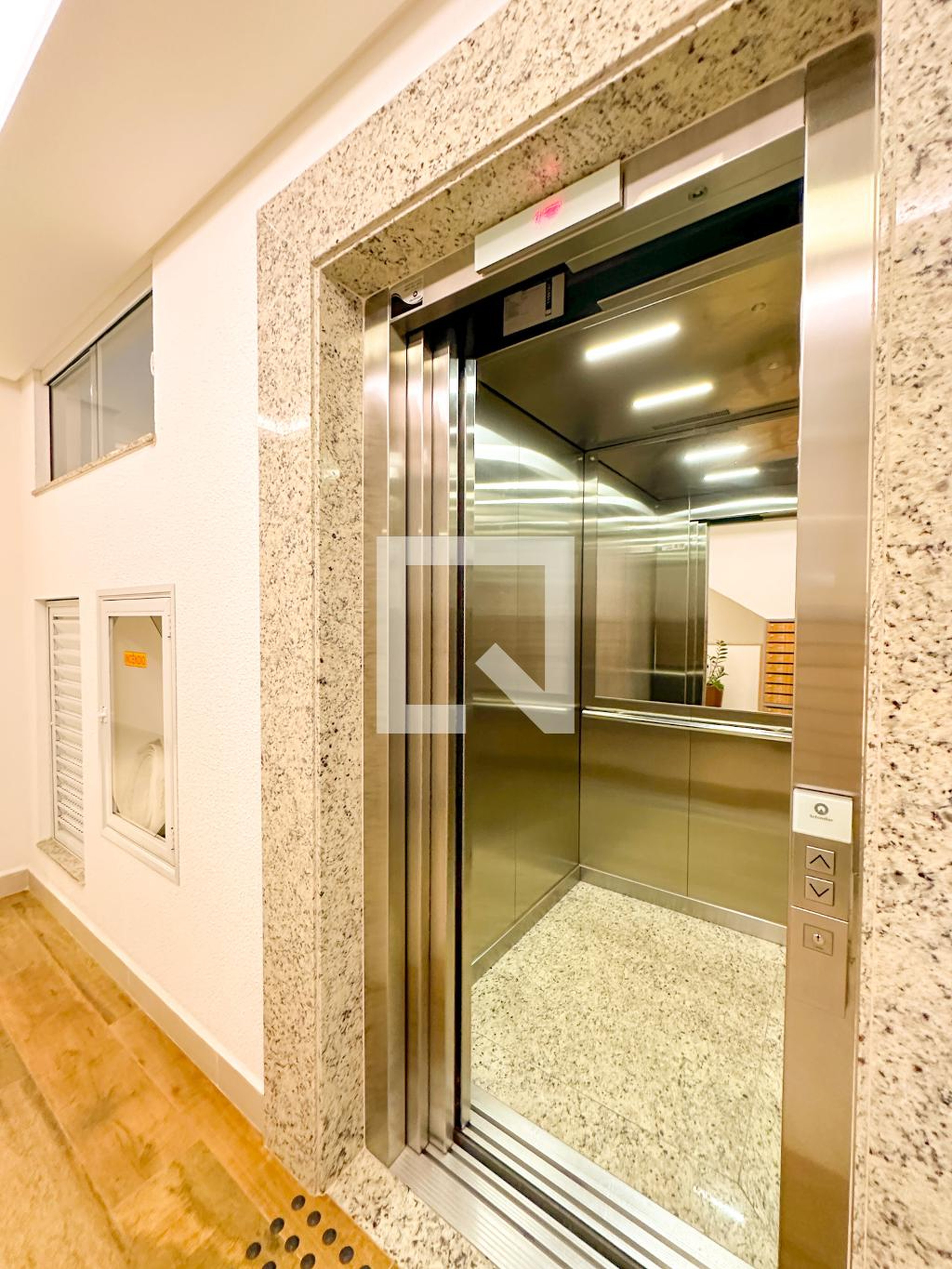 Elevador - Ivone Souza