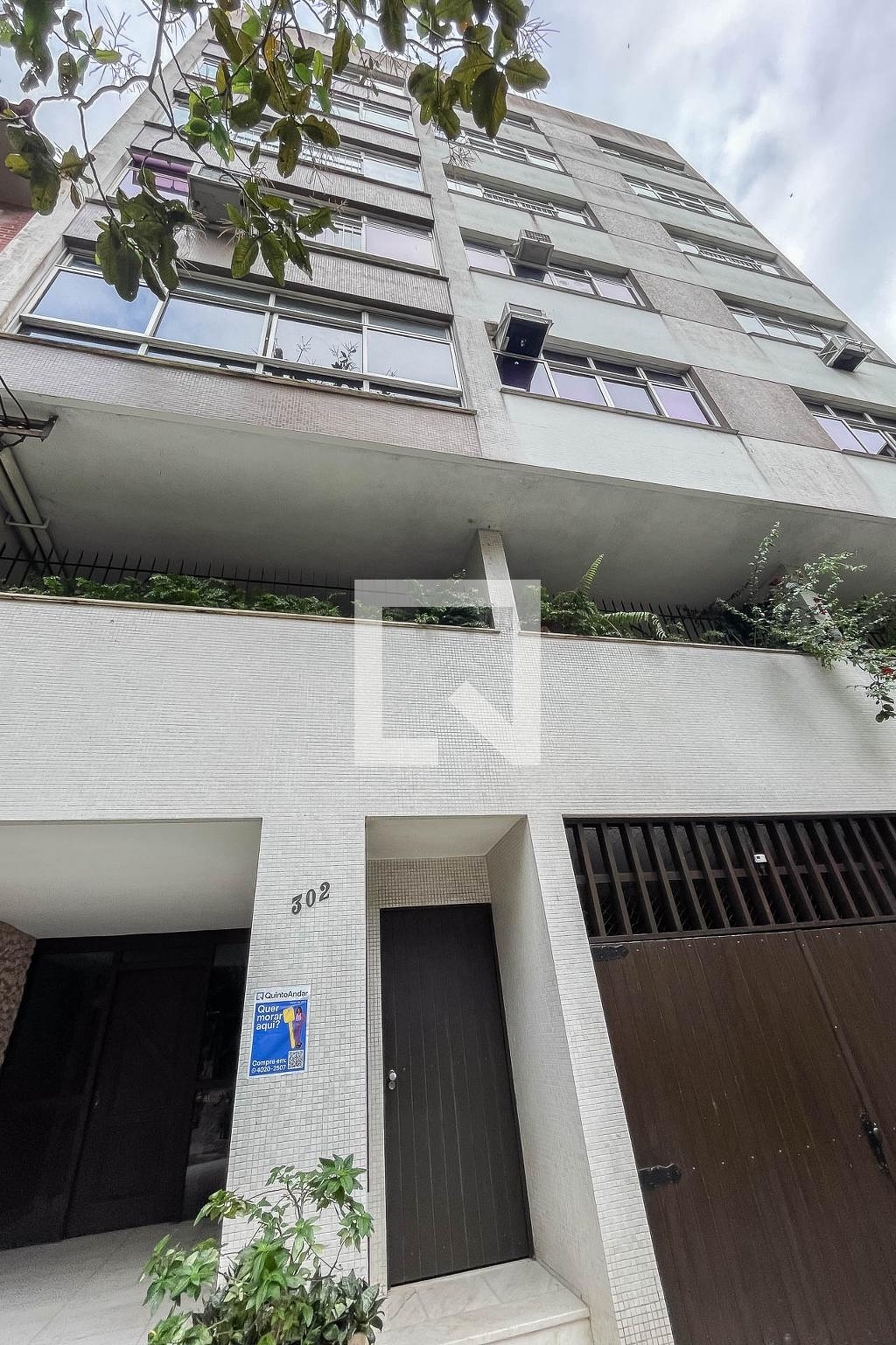 Fachada Condomínio em Rua Rocha Miranda, 302