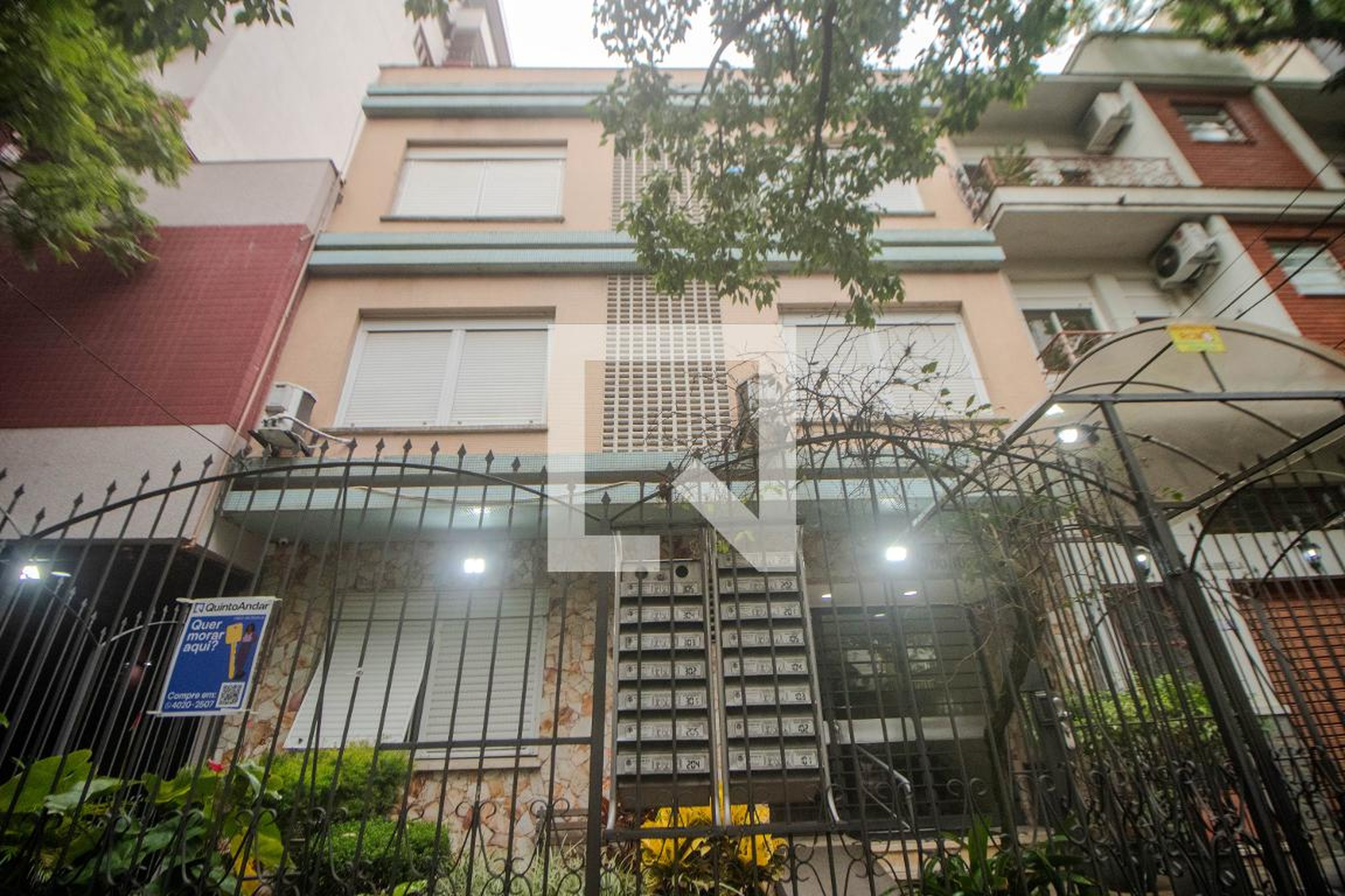 Fachada Condomínio em Rua Tomaz Flores, 107