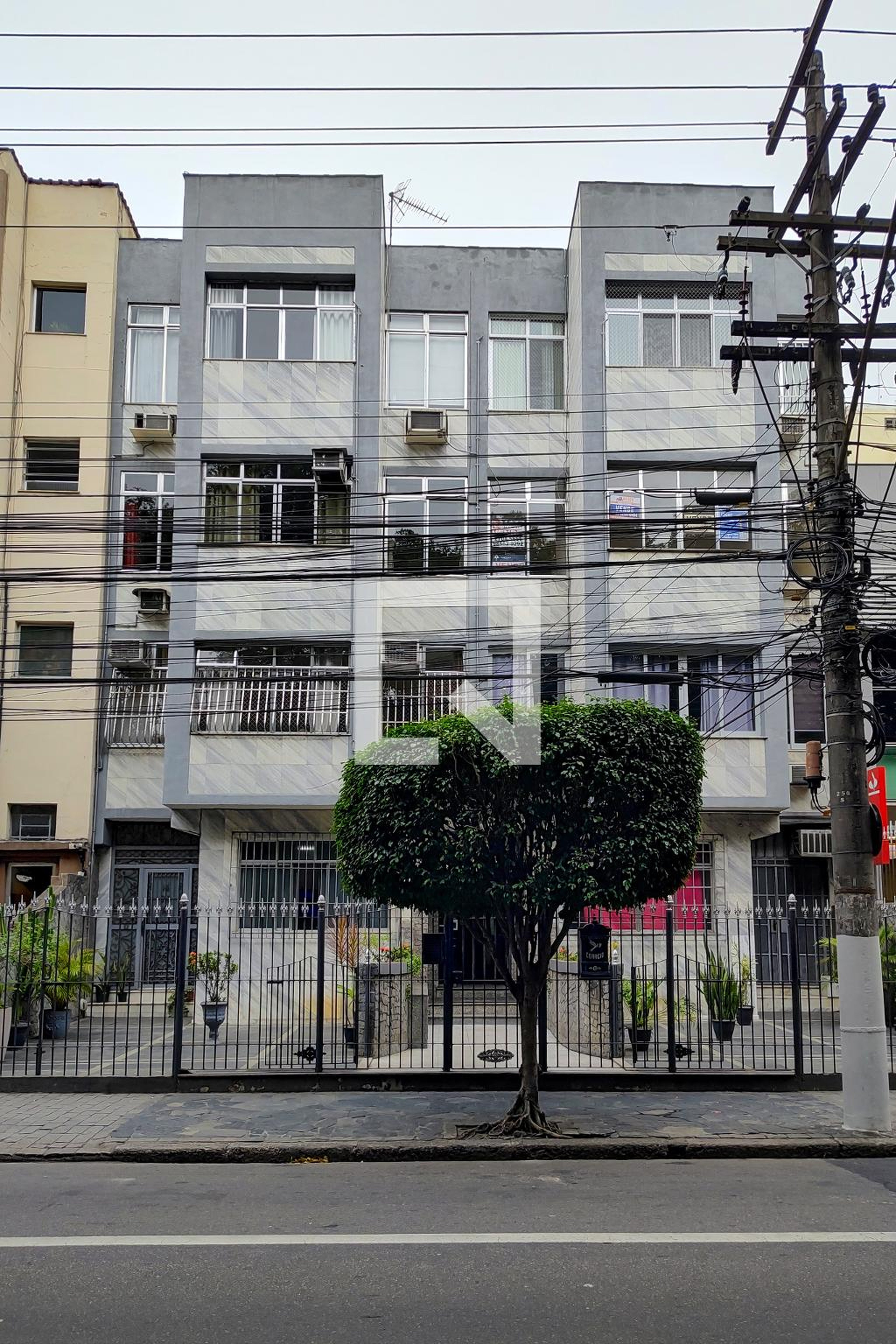 Fachada do Prédio Condomínio em Rua Gavião Peixoto, 254