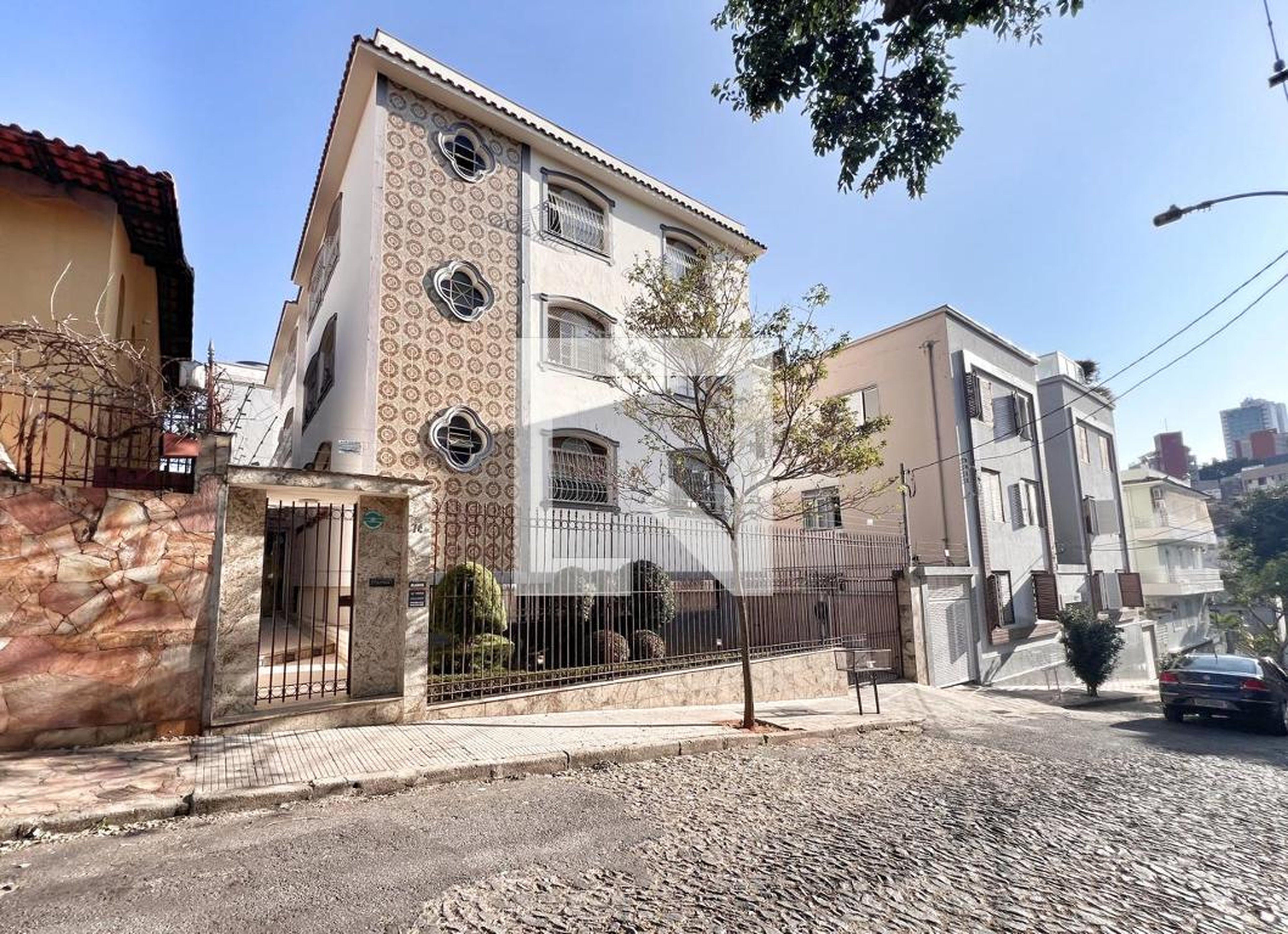 Fachada Condomínio em Rua Caratinga, 74