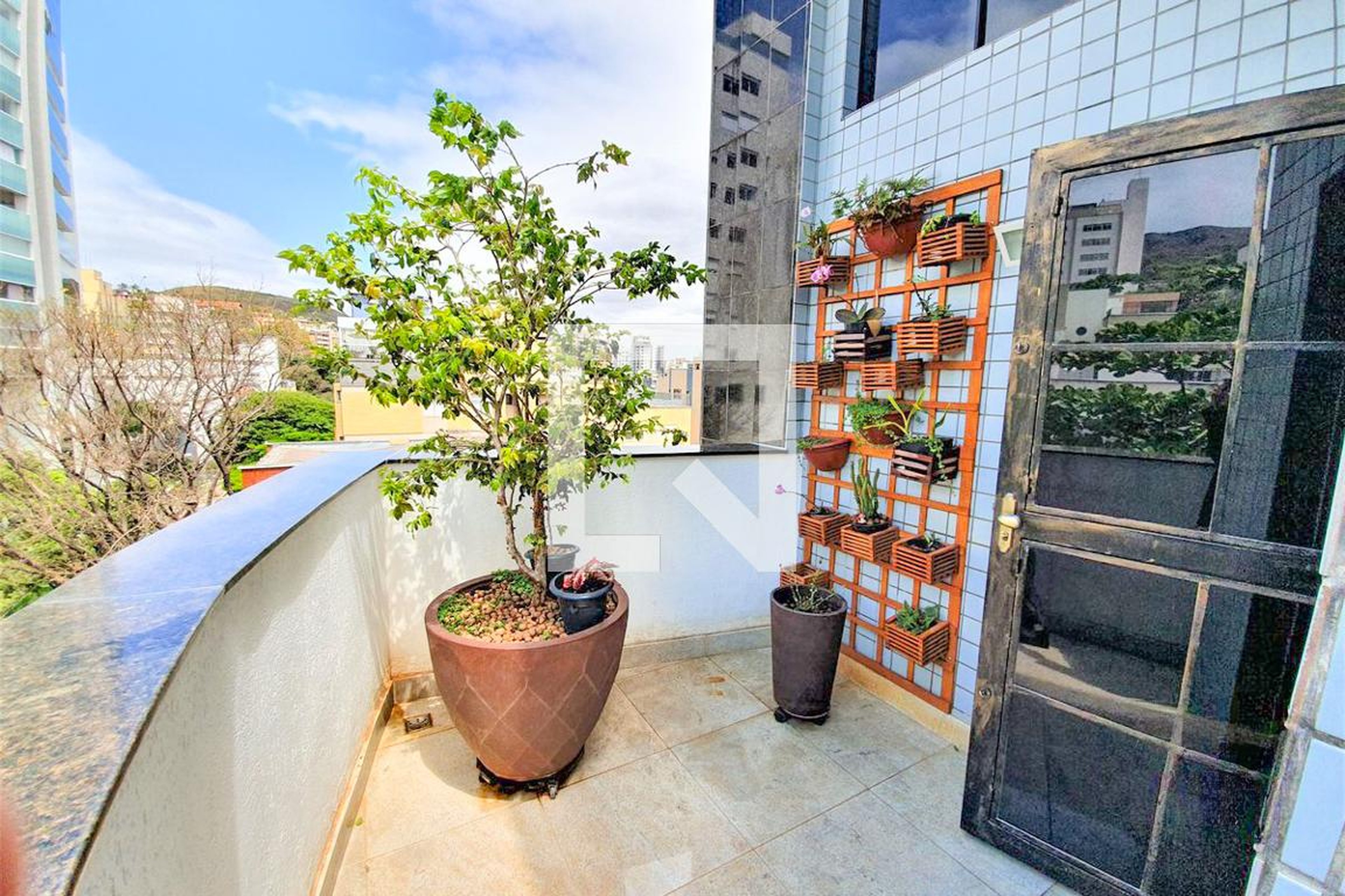 Área externa Condomínio em Rua Joaquim Linhares, 469