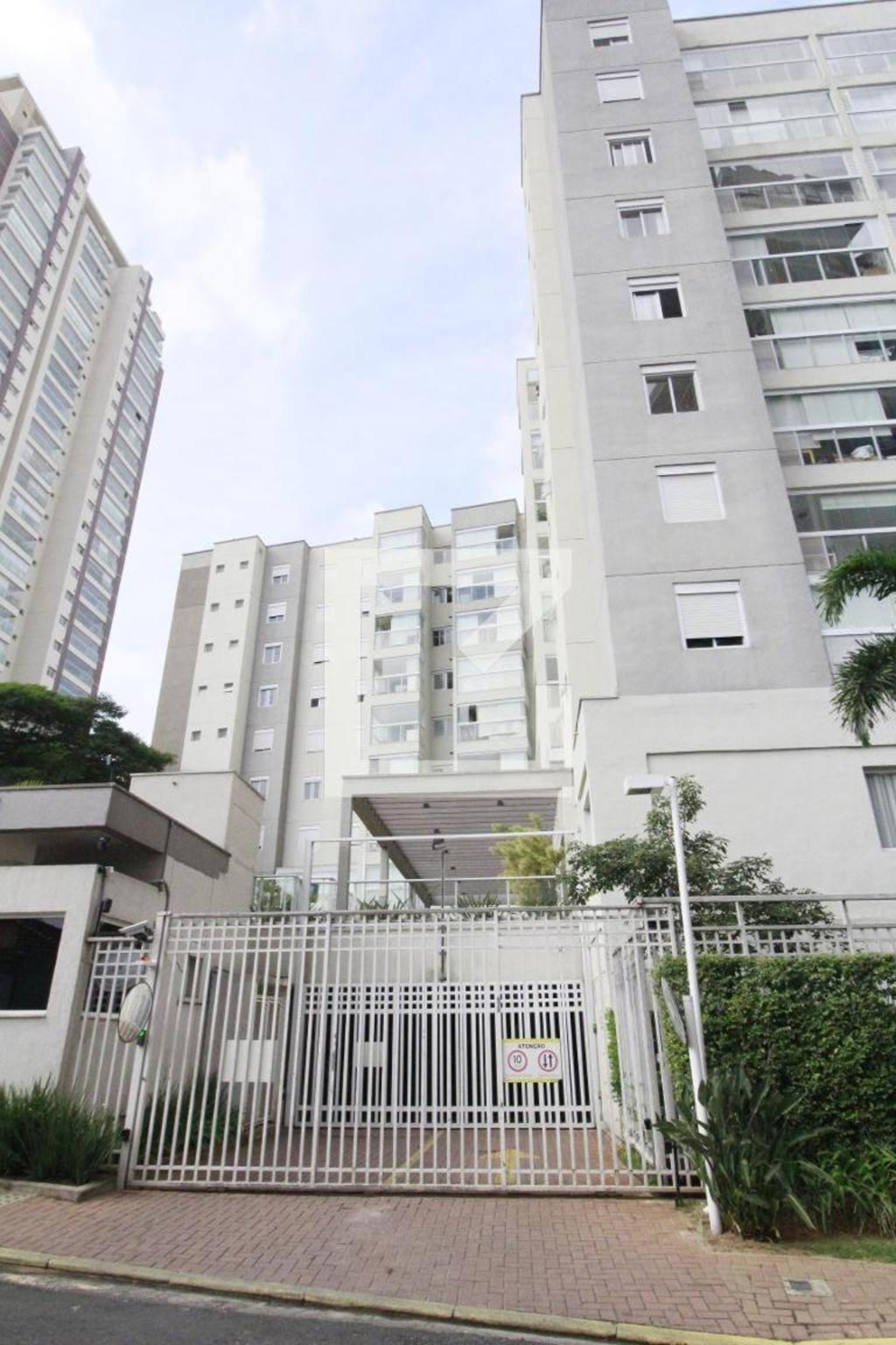 Fachada Condomínio em Rua das Margaridas, 281