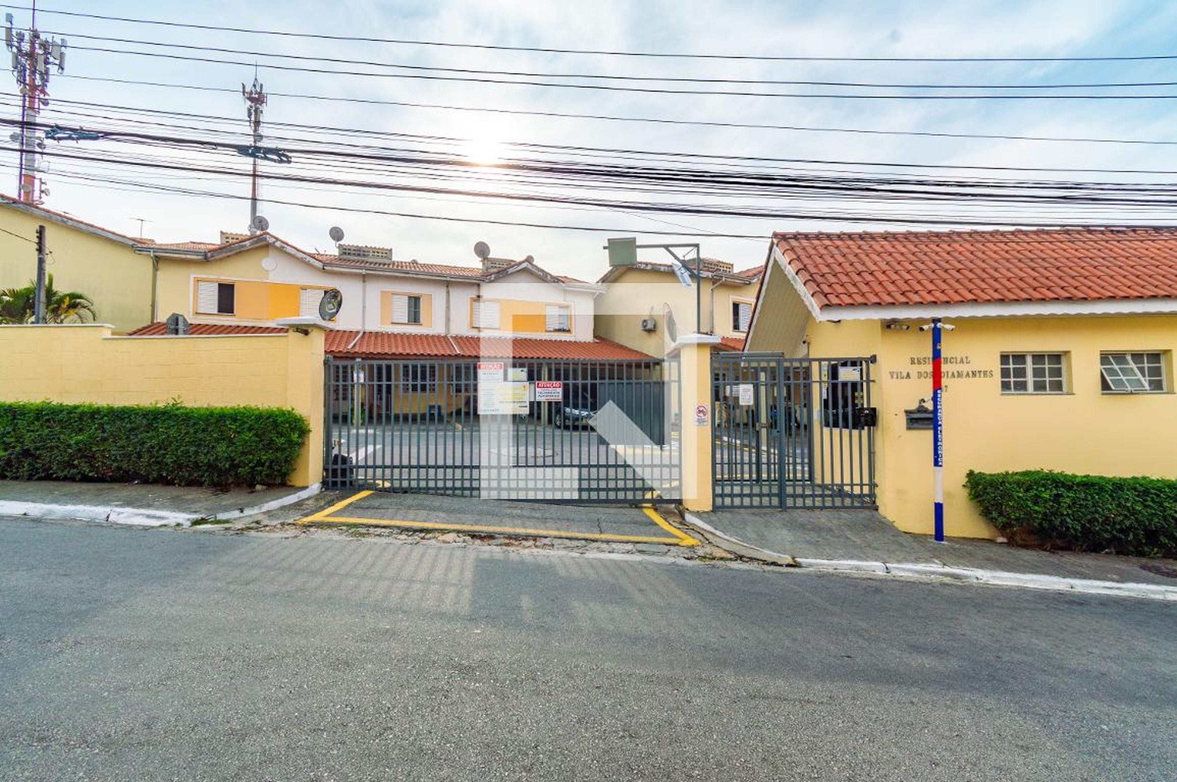 Fachada Condomínio em Rua Canal de Suez, 385