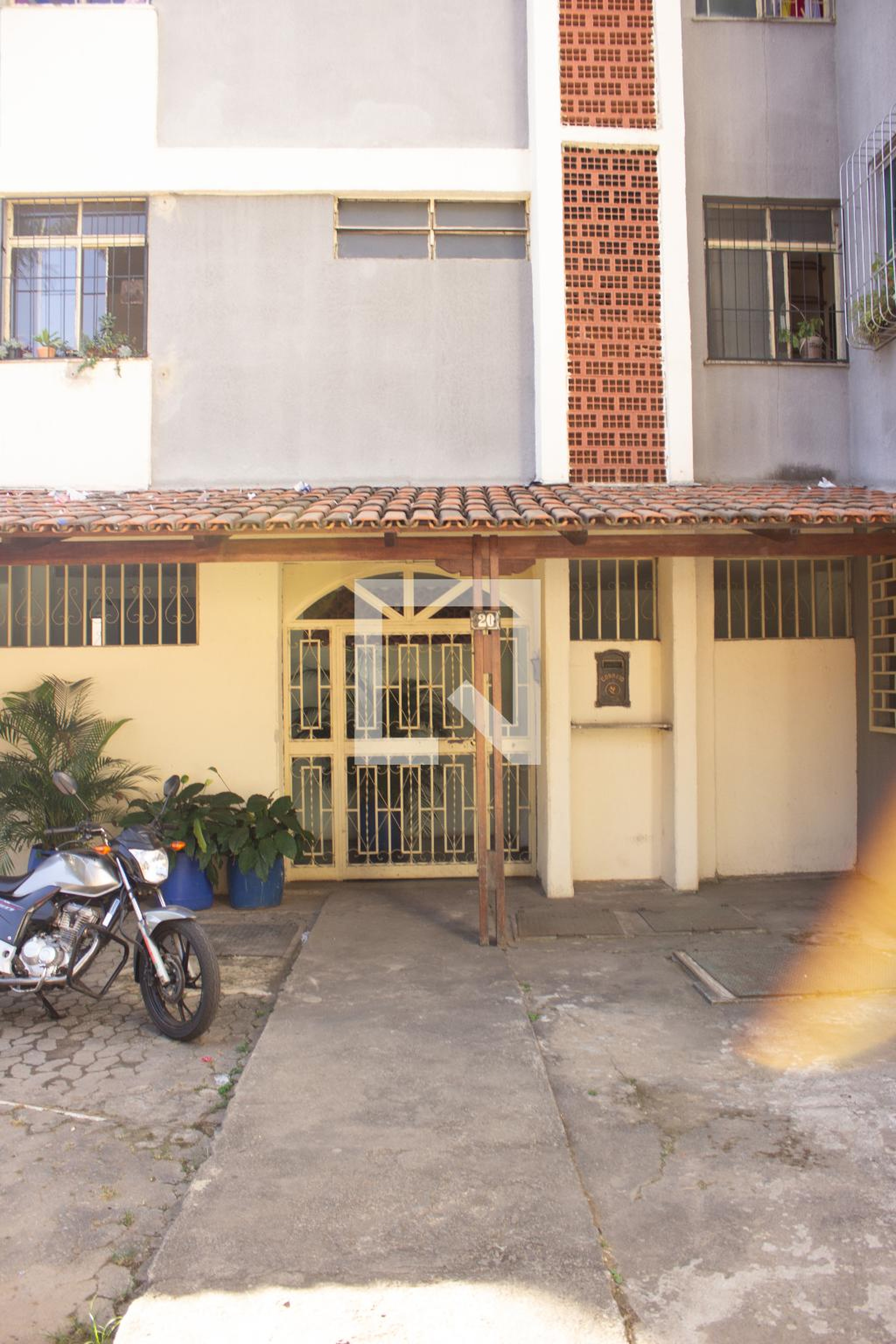 Fachada Condomínio em Rua Um, 20