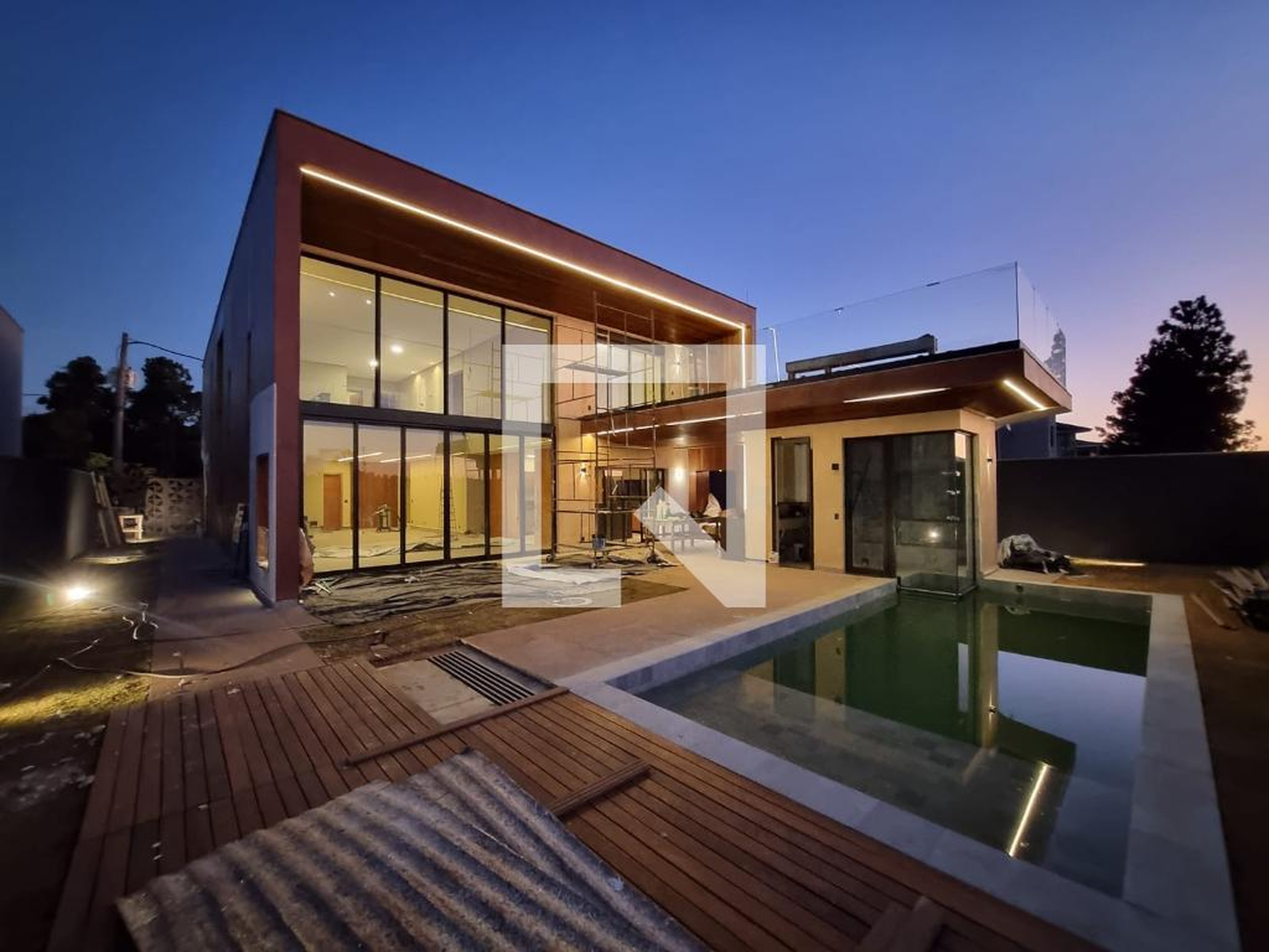 Piscina Condomínio em Rua dos Jatobás, 1305