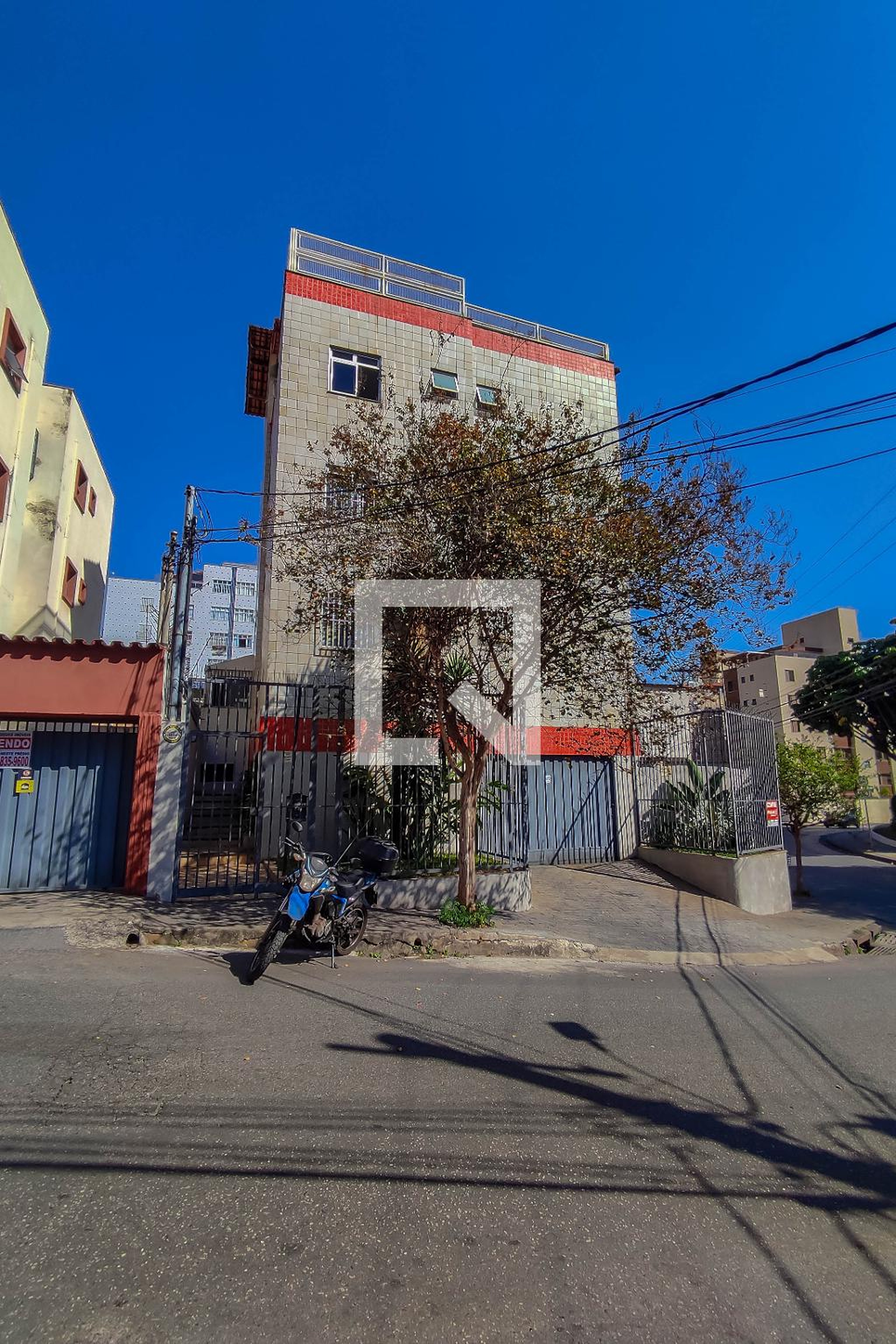 Fachada Condomínio em Rua Junquilhos, 760