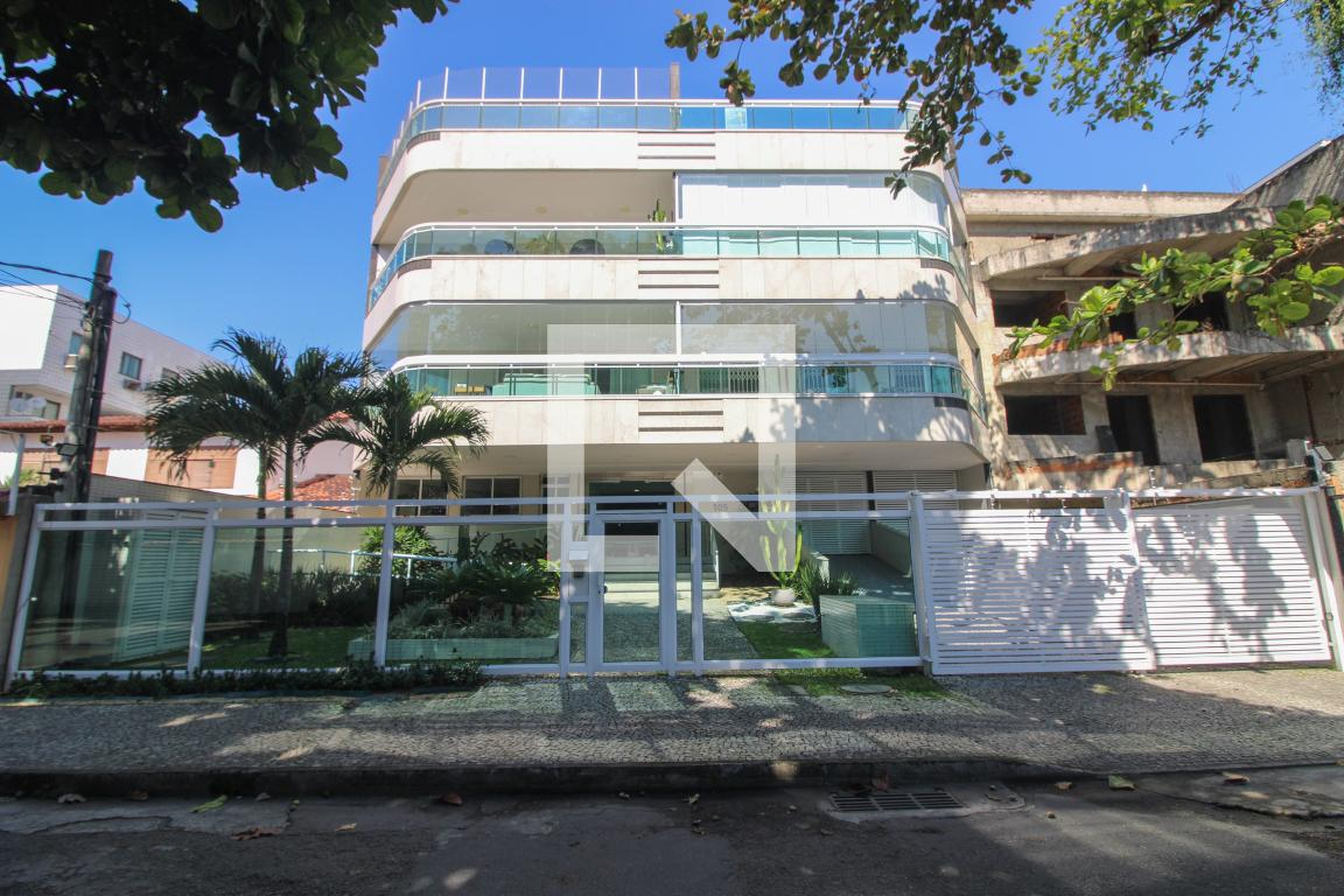 Fachada Condomínio em Rua Coronel João Olintho, 105