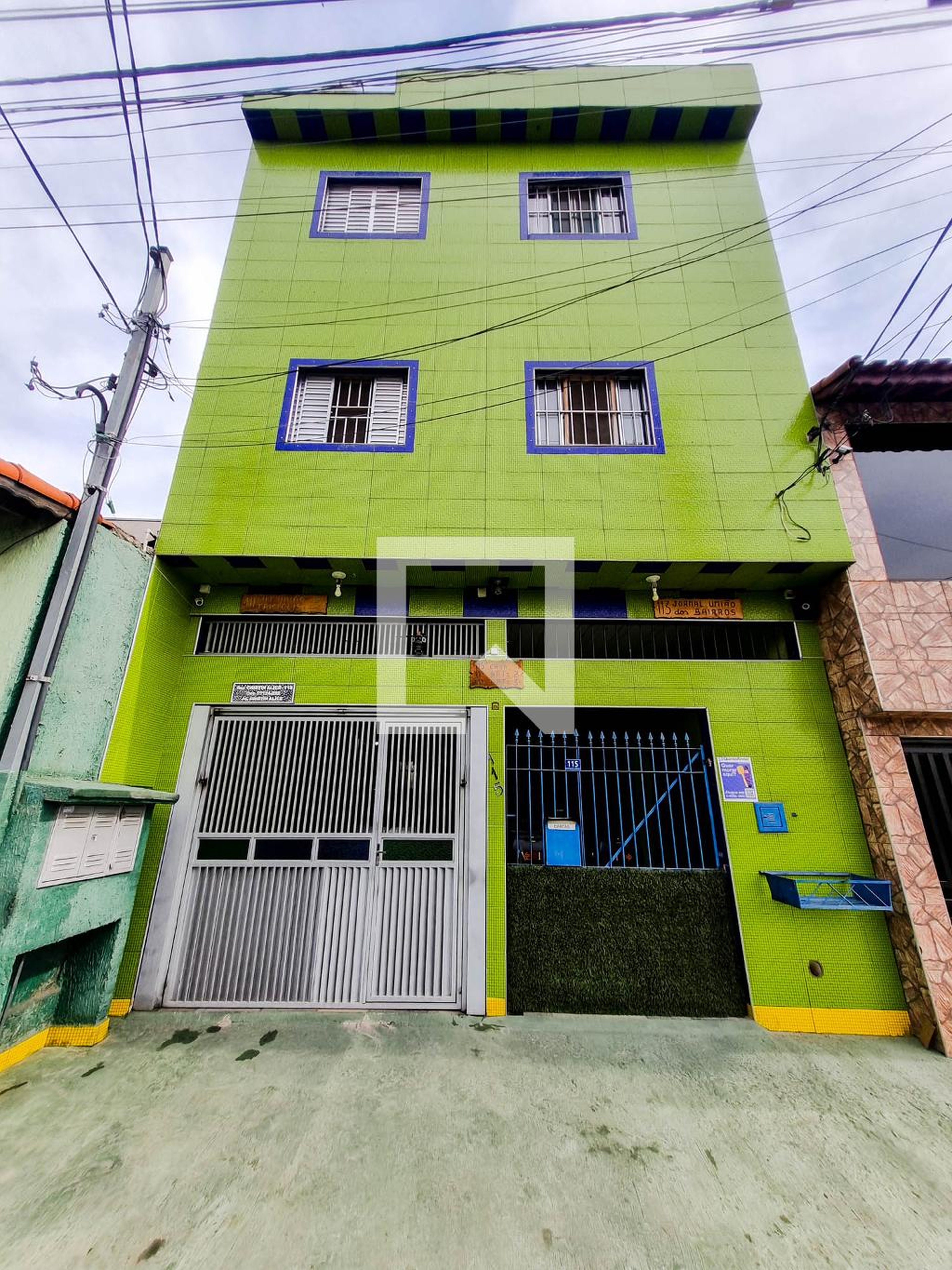 Fachada Condomínio em Rua Cristin Alice, 117