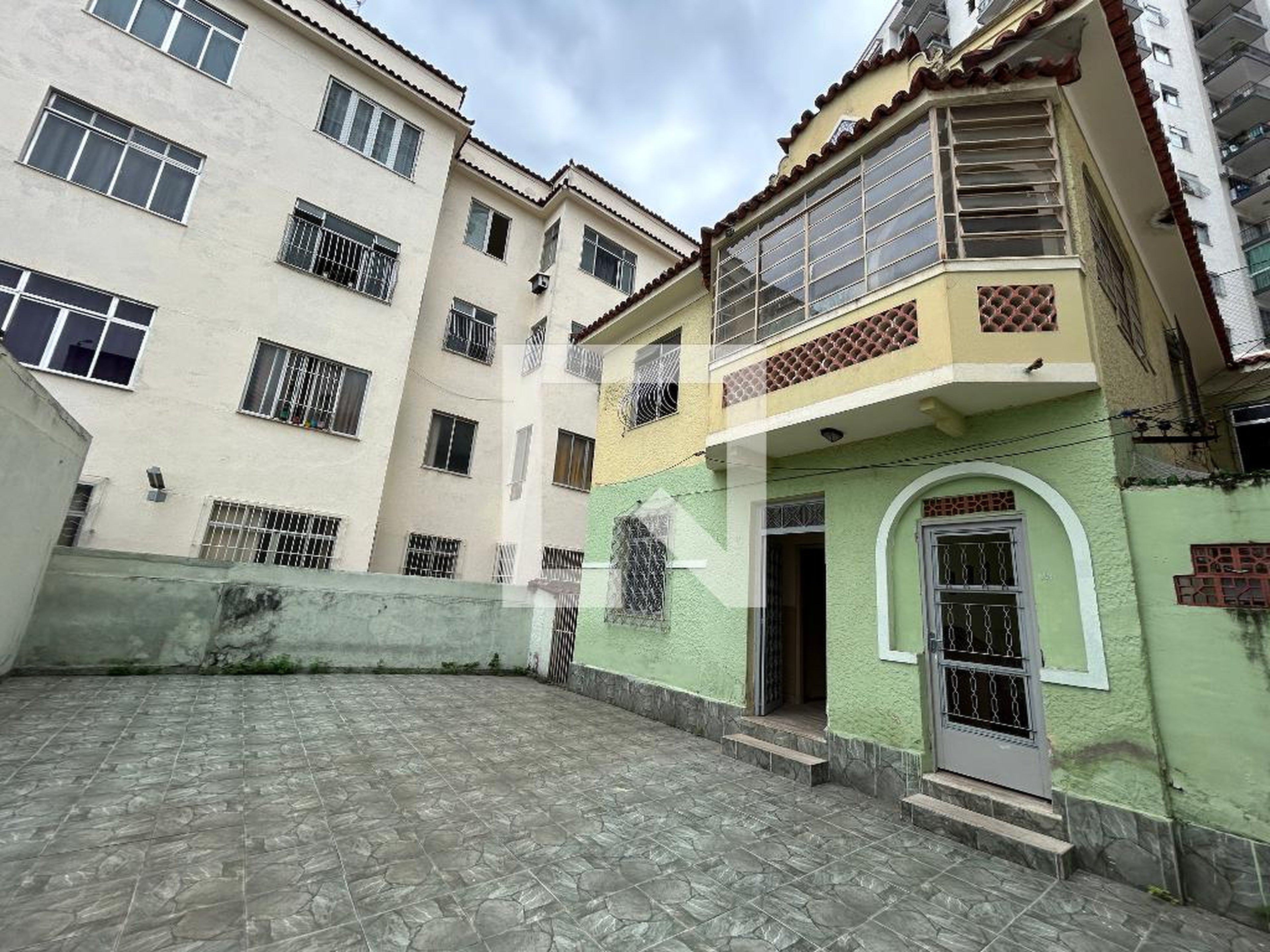 Fachada Condomínio em Rua Cirne Maia, 44