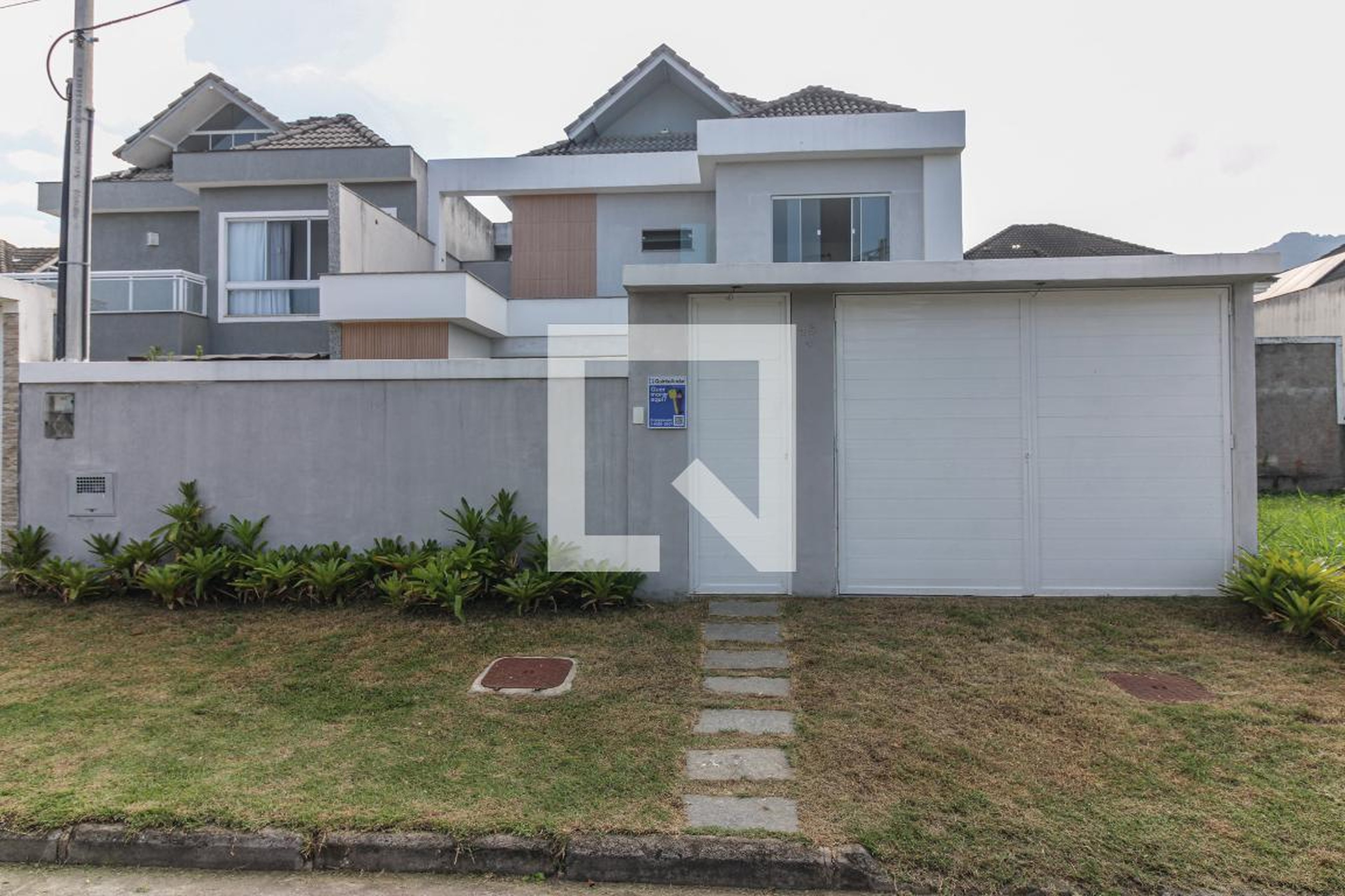 Fachada Condomínio em Rua Thays Pessoto, 75