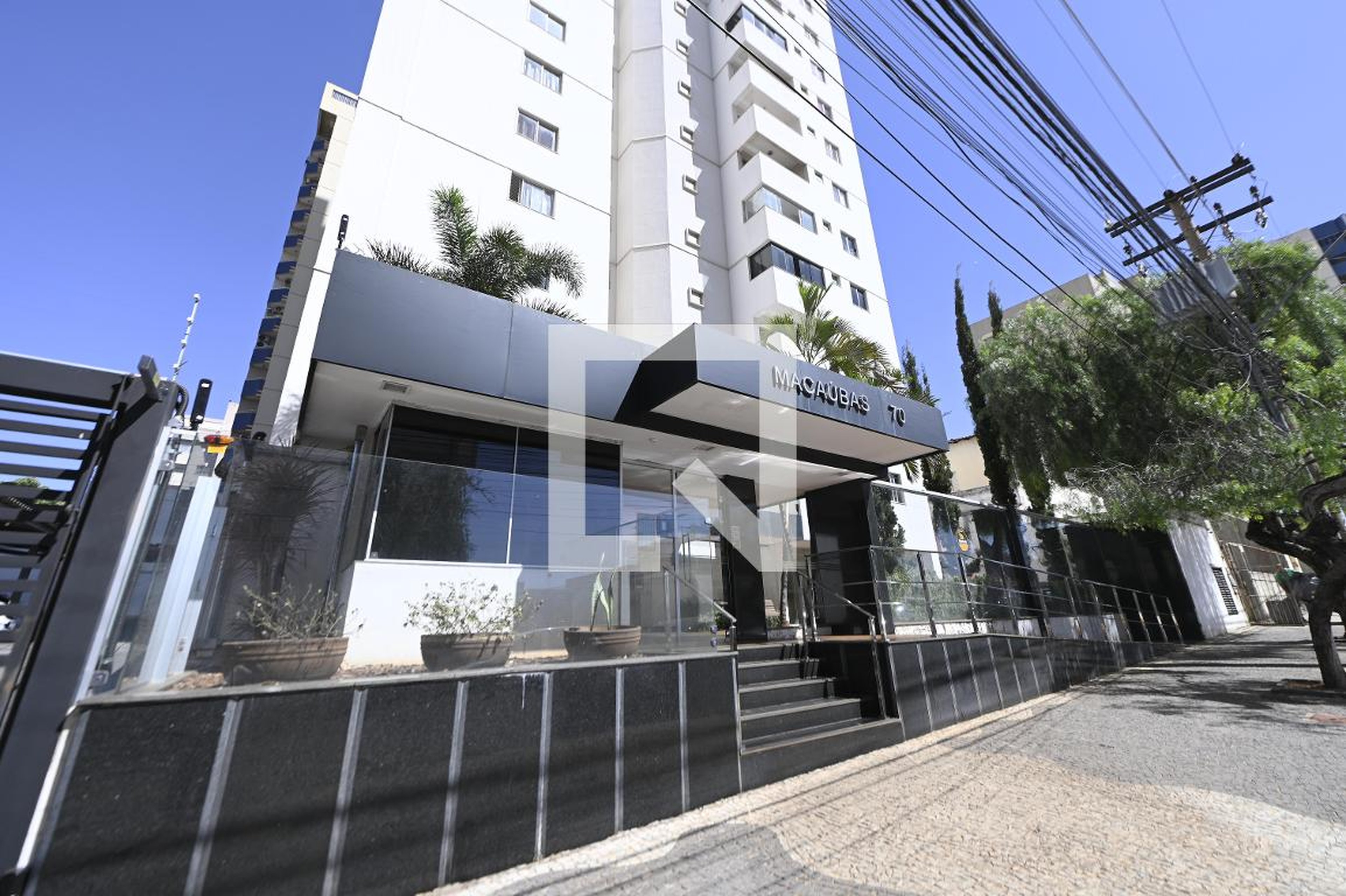 Fachada Condomínio em Rua R 8, 77