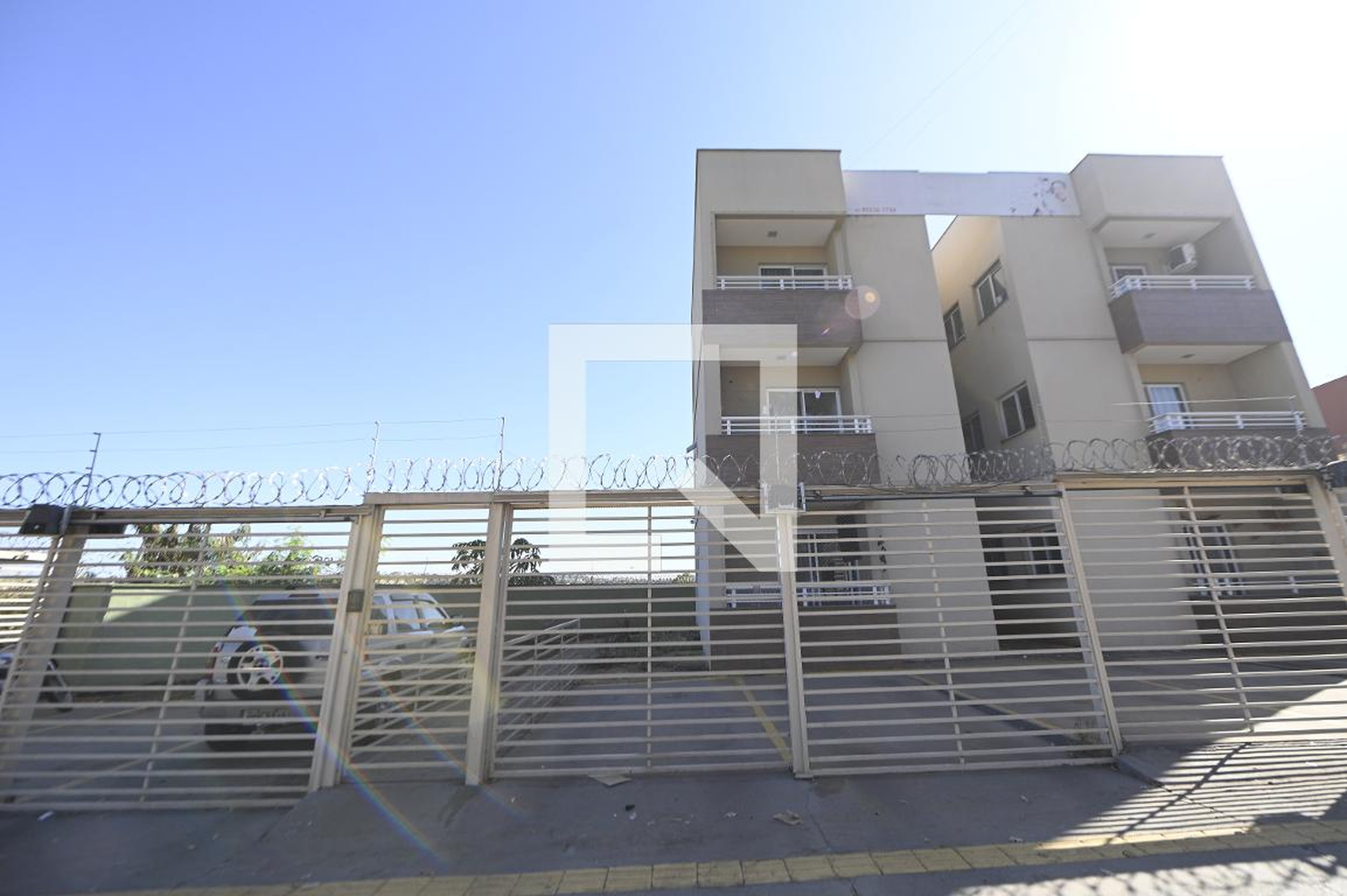 Fachada Condomínio em Rua RM 6, 1