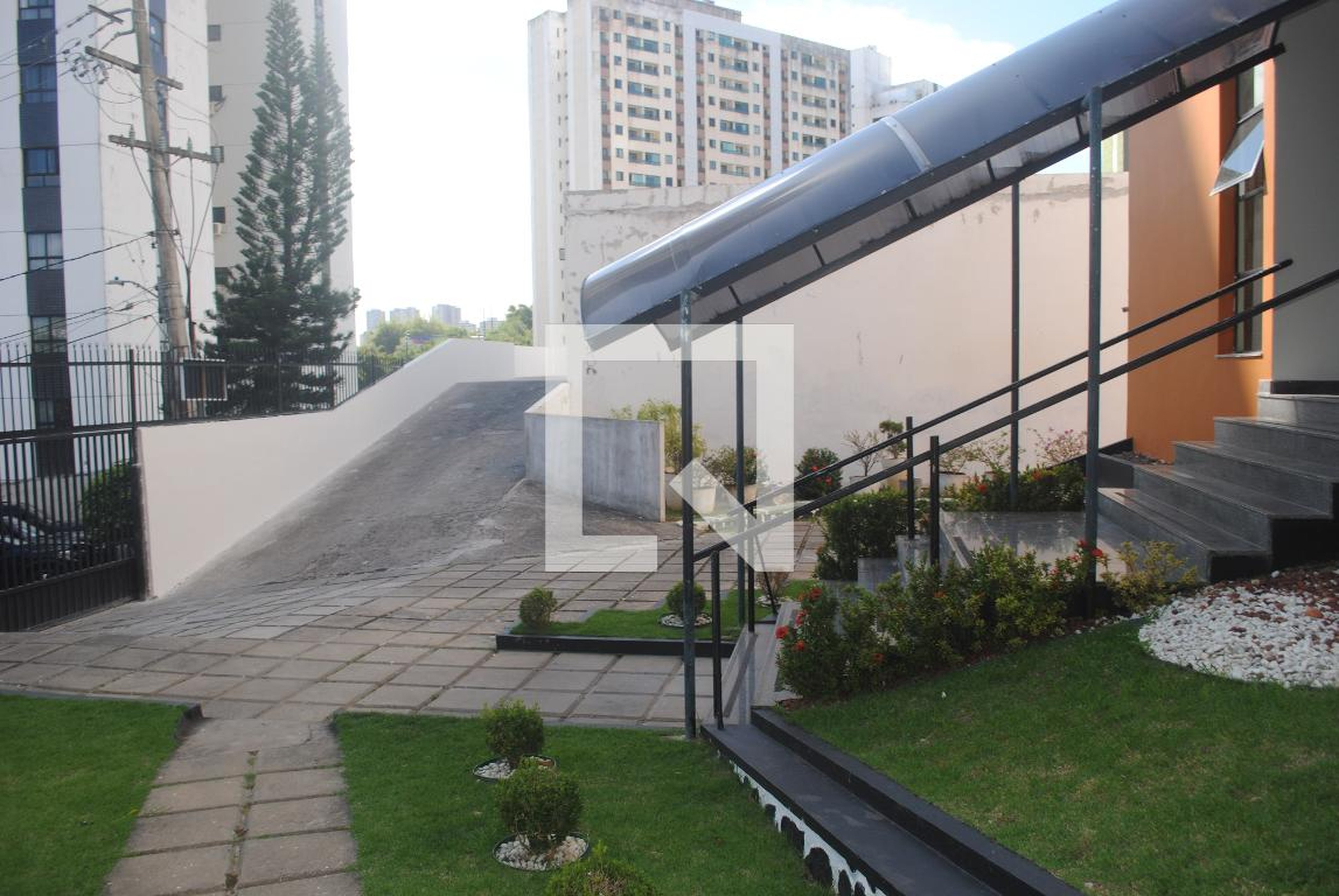 Entrada - Up Tower Residence