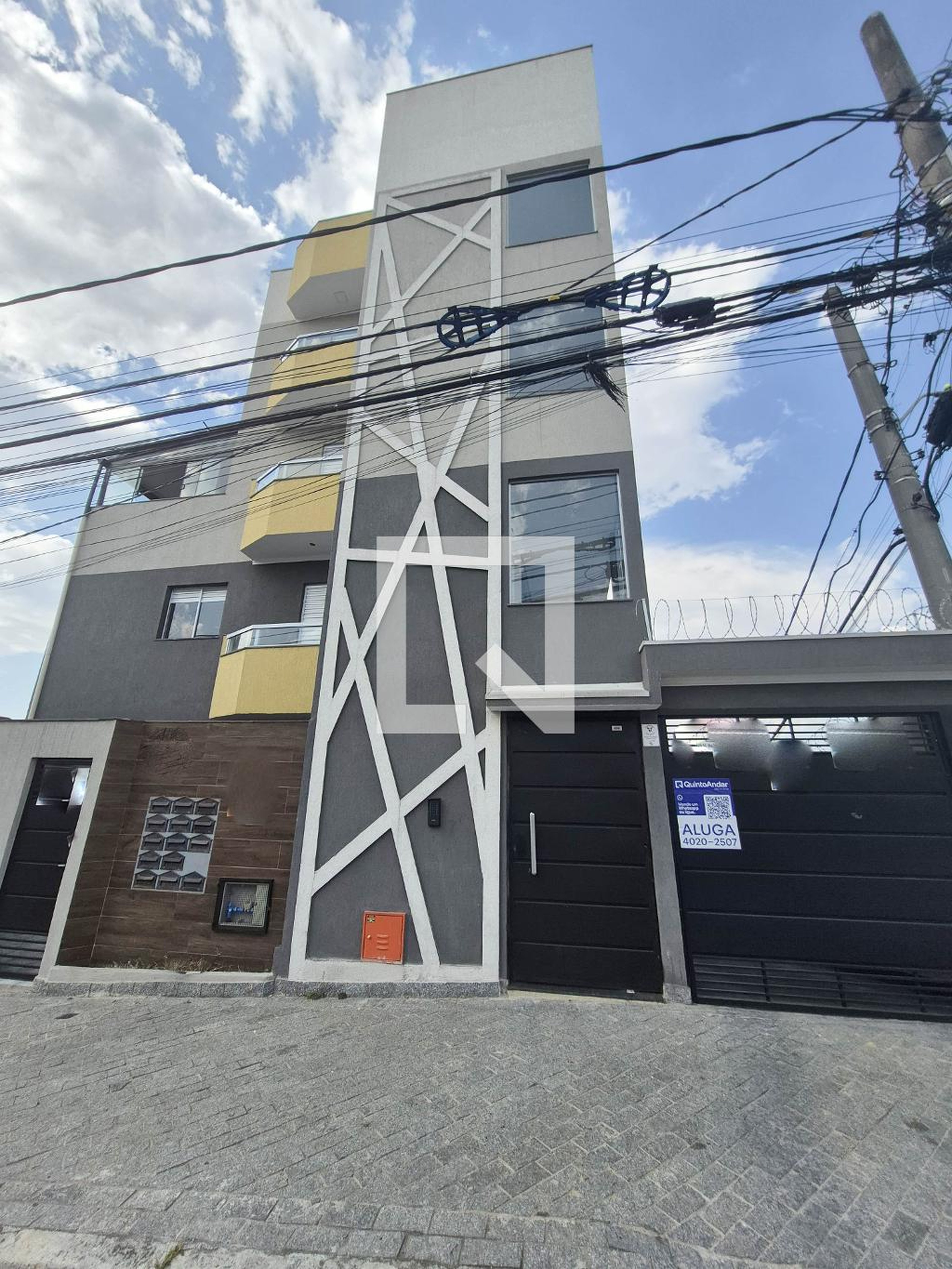Fachada Condomínio em Rua Cabo Joel Leite, 606