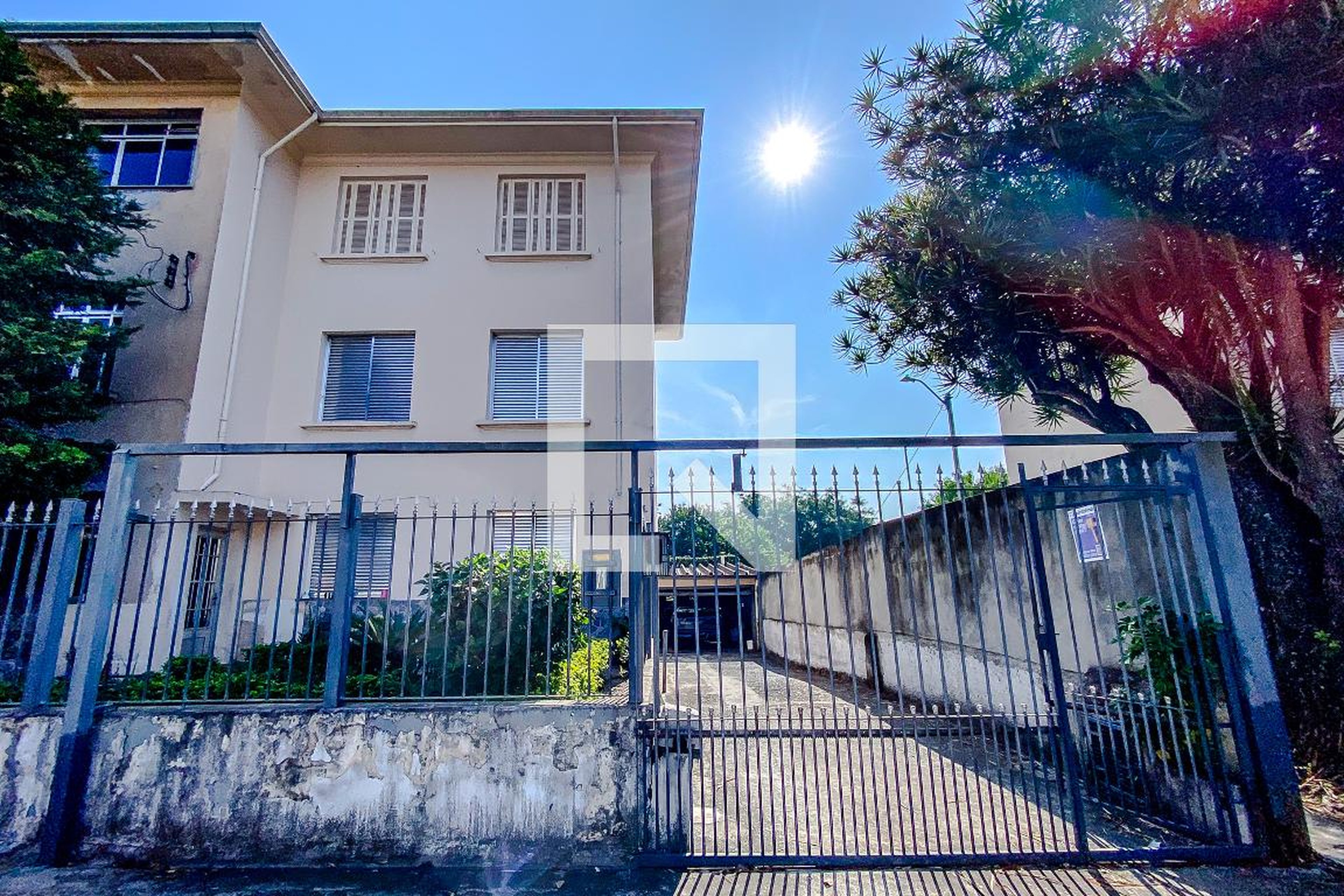 Fachada Condomínio em Rua Sara Bernhard, 71