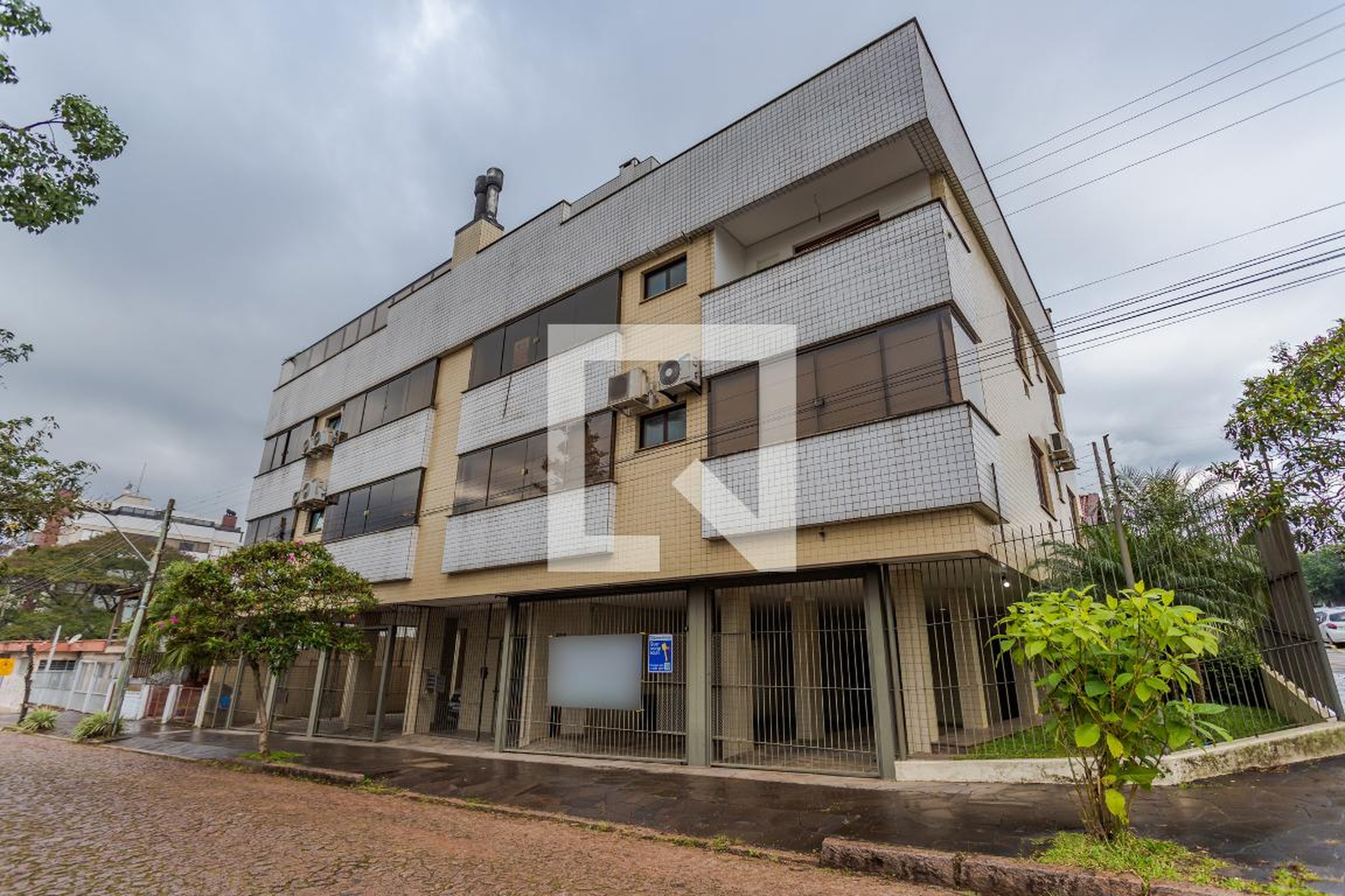 Fachada Condomínio em Rua Guiné, 55