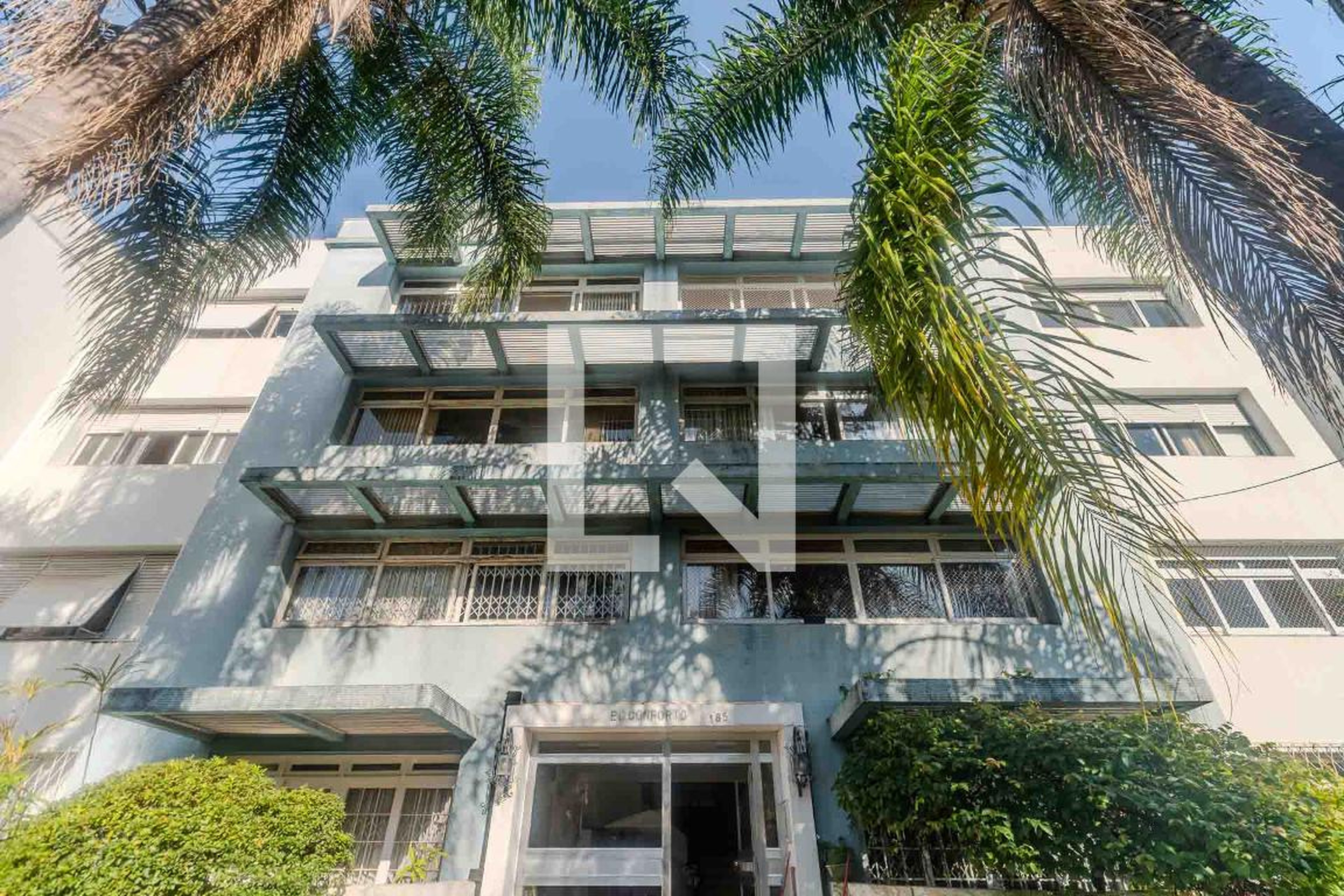 Fachada Condomínio em Rua Santana, 185