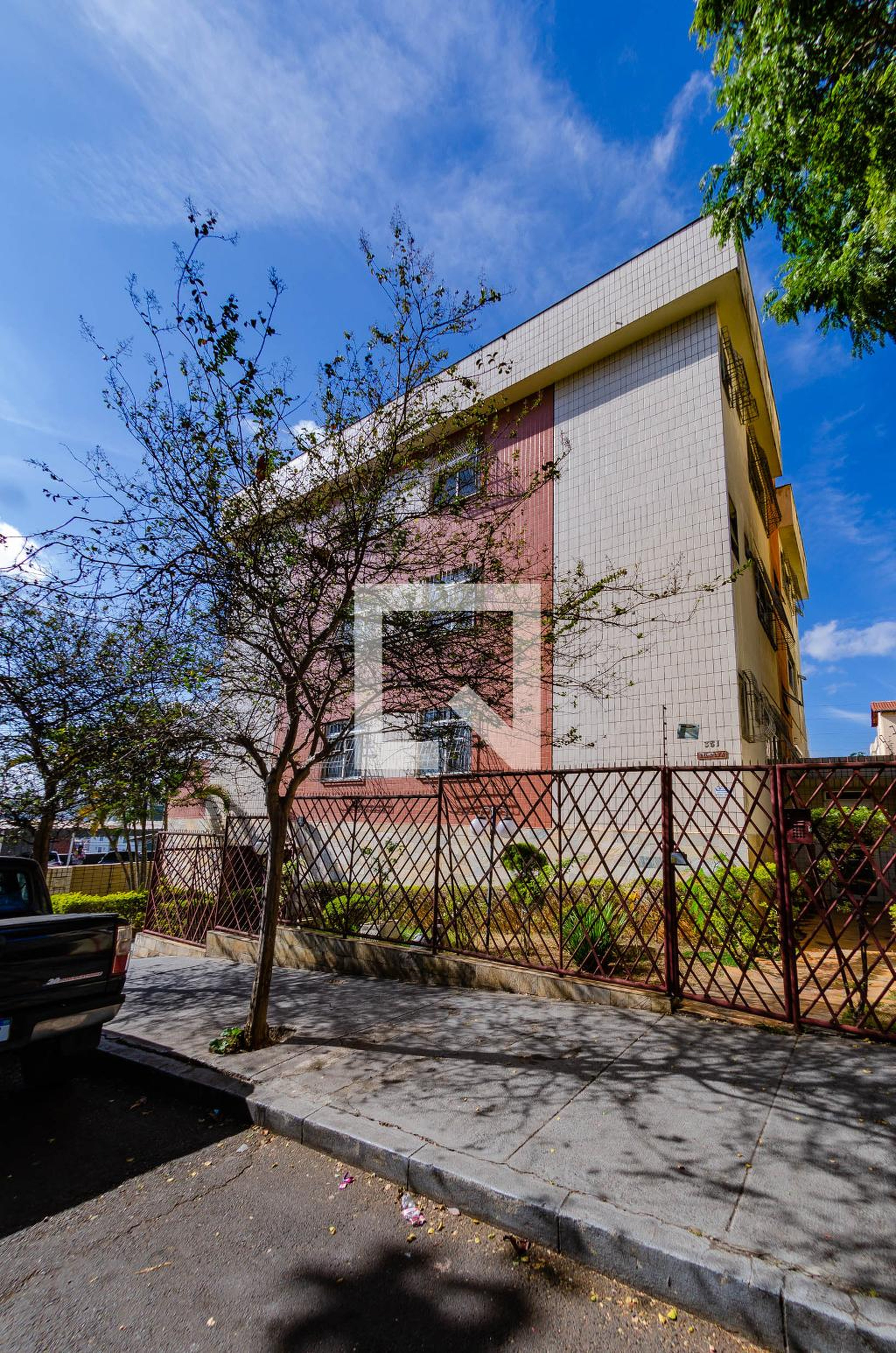 Fachada Condomínio em Rua Ômega, 351