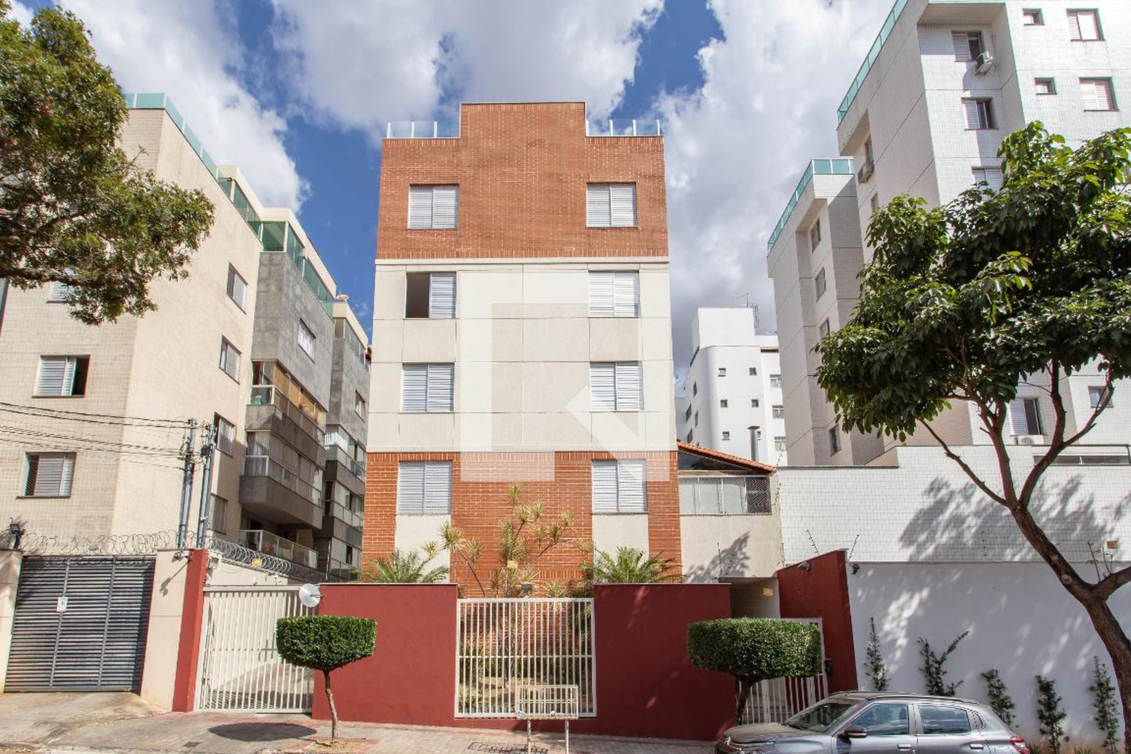 Fachada Condomínio em Rua Castelo de Alcobaça, 42