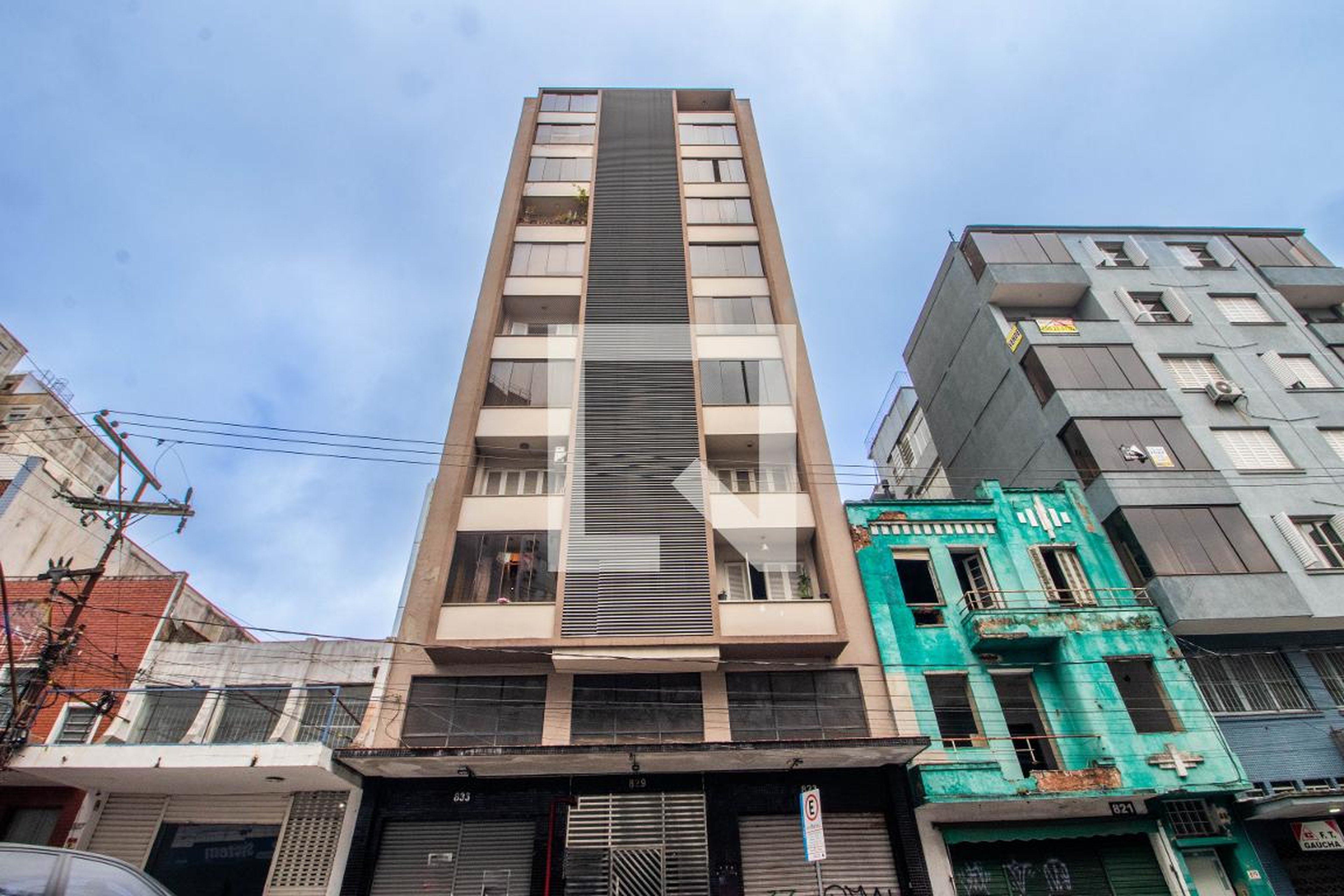 Fachada Condomínio em Avenida Alberto Bins, 829