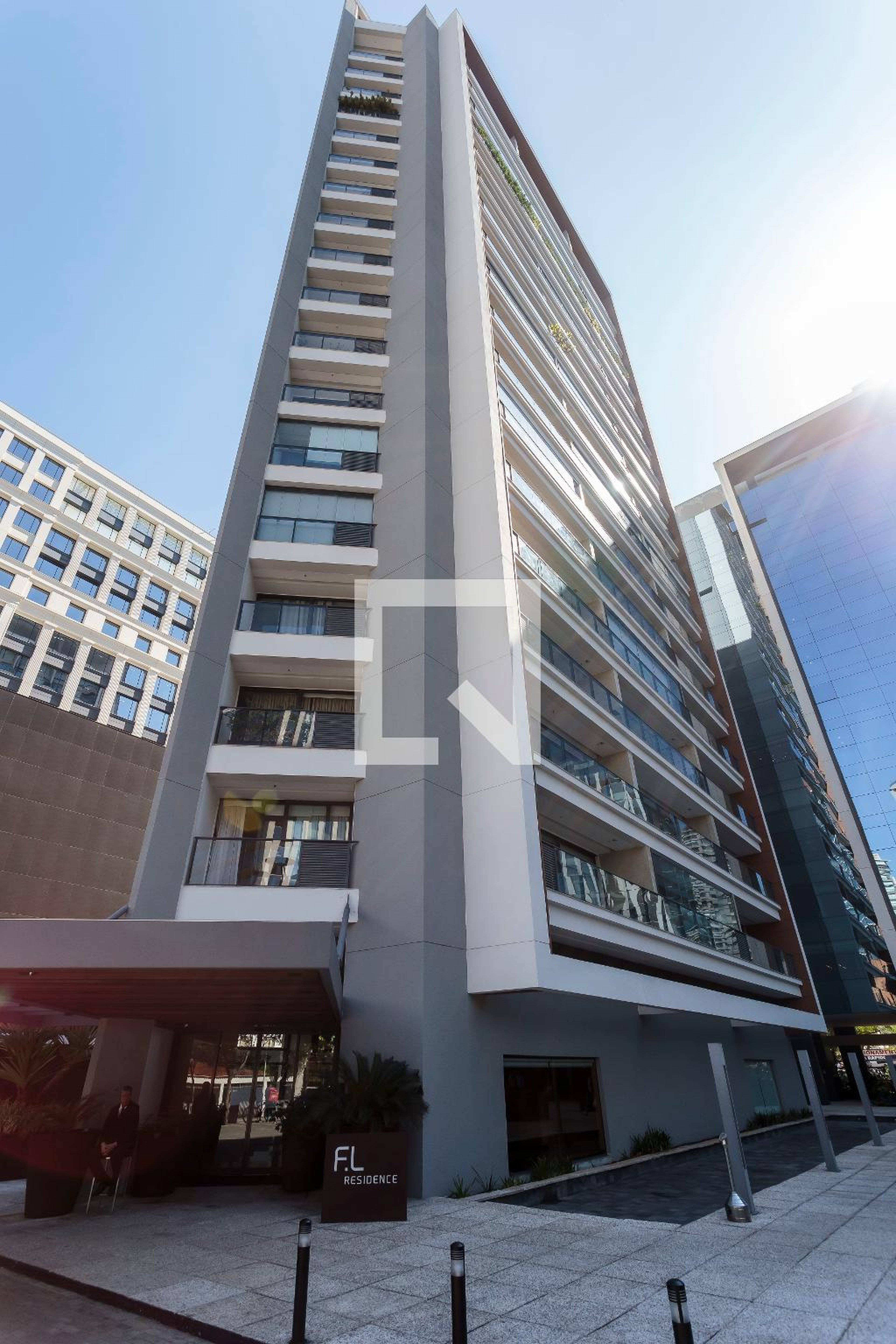Fachada Condomínio em Rua Elvira Ferraz, 259