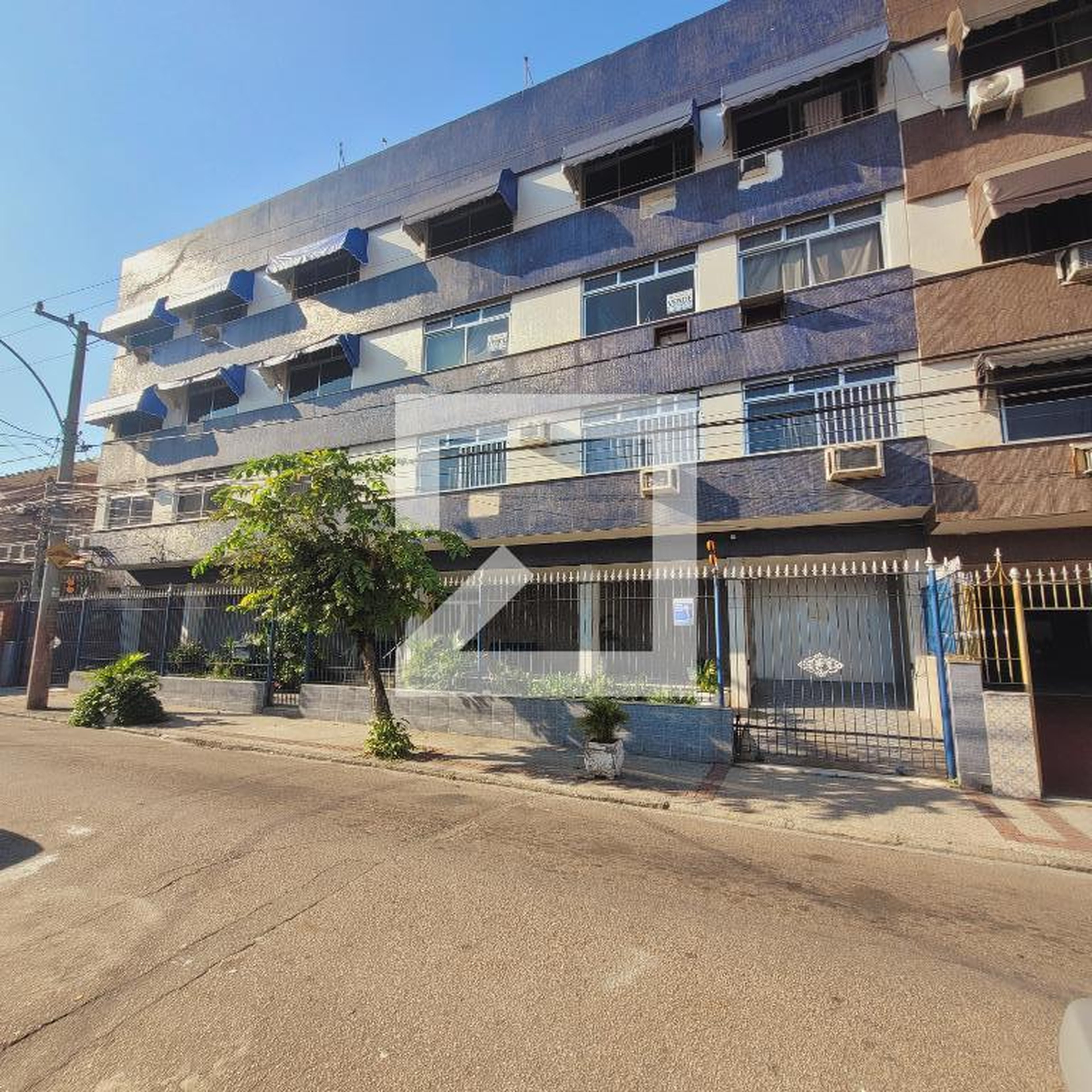 Fachada Condomínio em Rua Honório de Almeida, 48