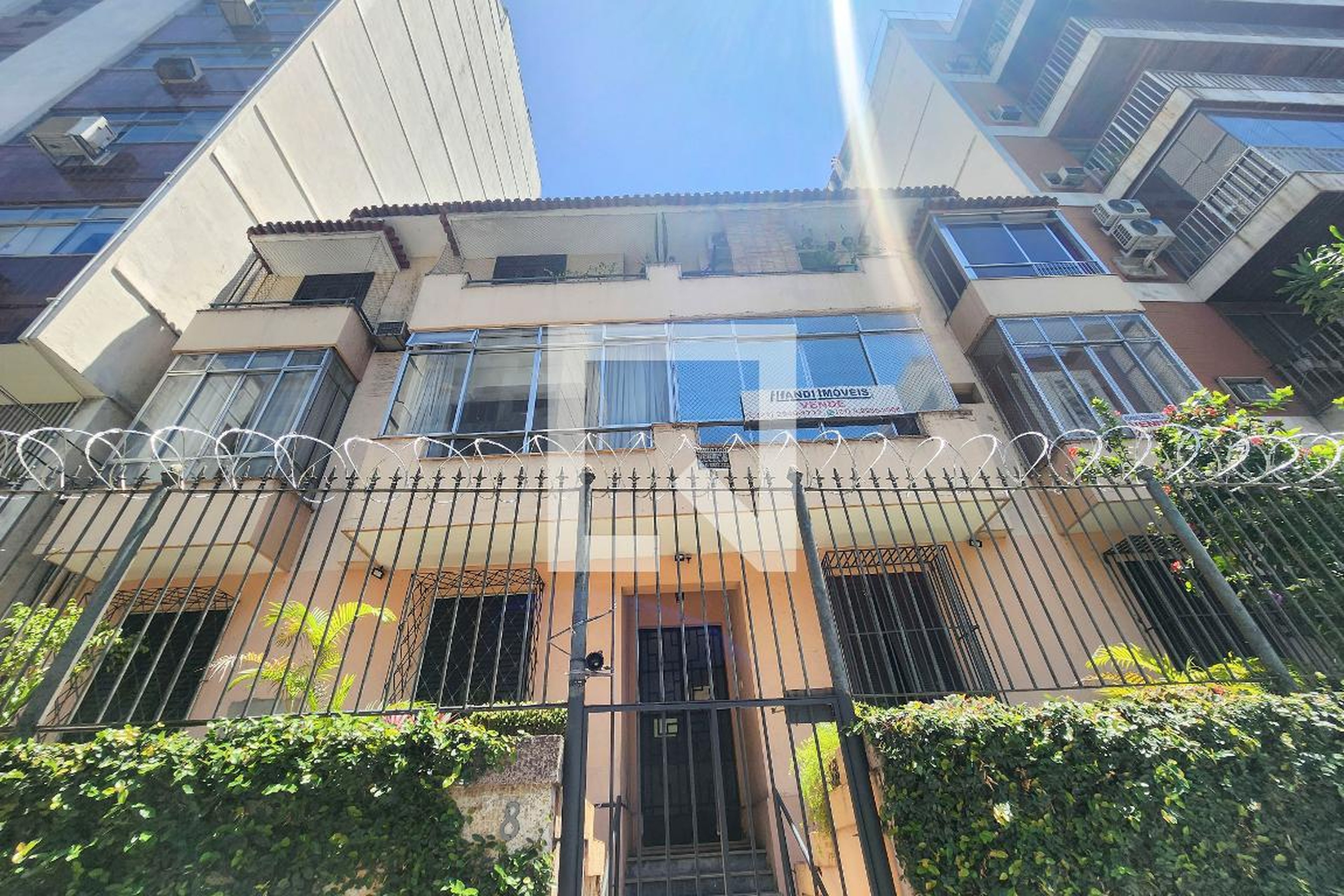 Fachada Condomínio em Rua Soares Cabral, 8