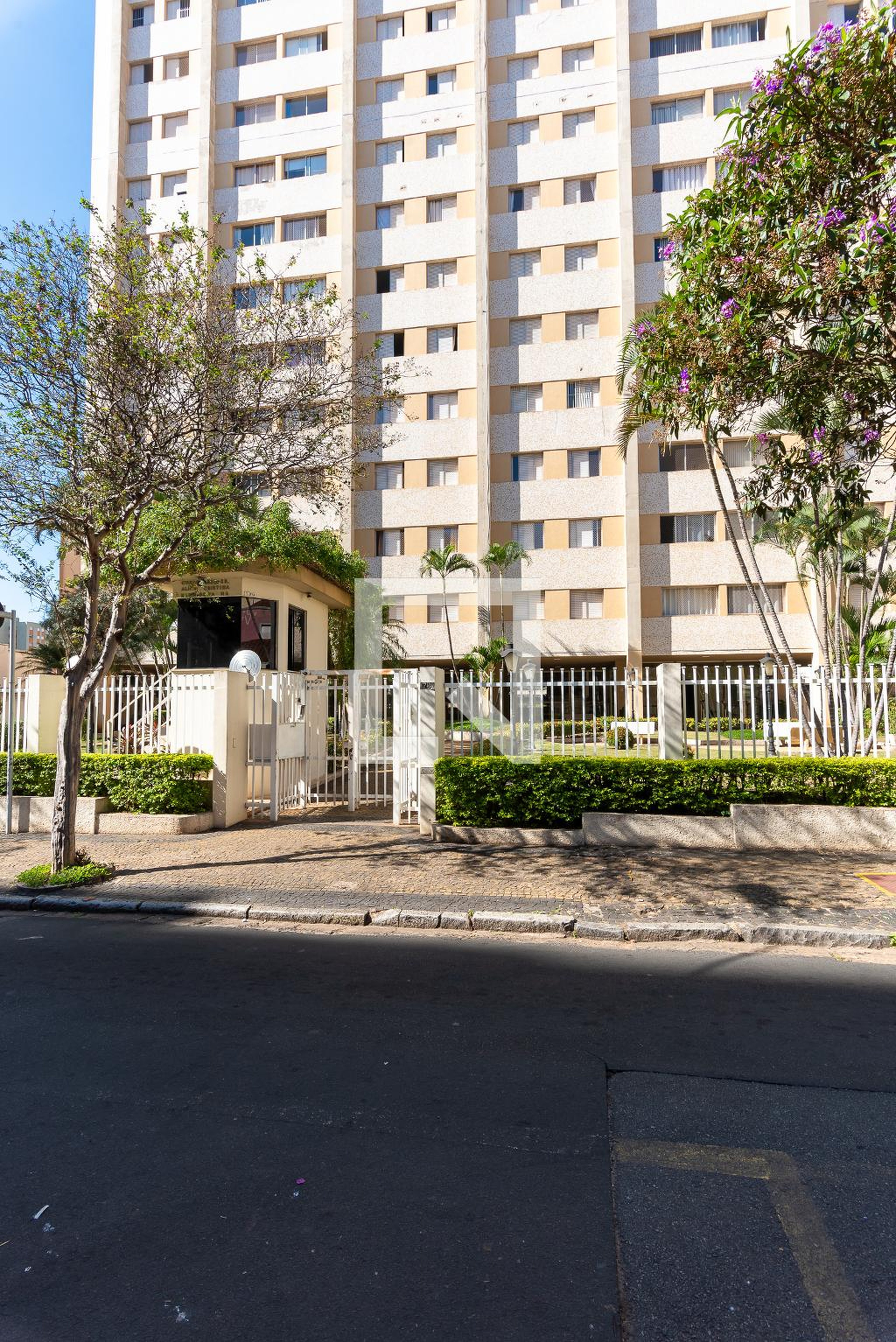 Fachada do Condomínio Condomínio em Rua Doutor Quirino, 1730