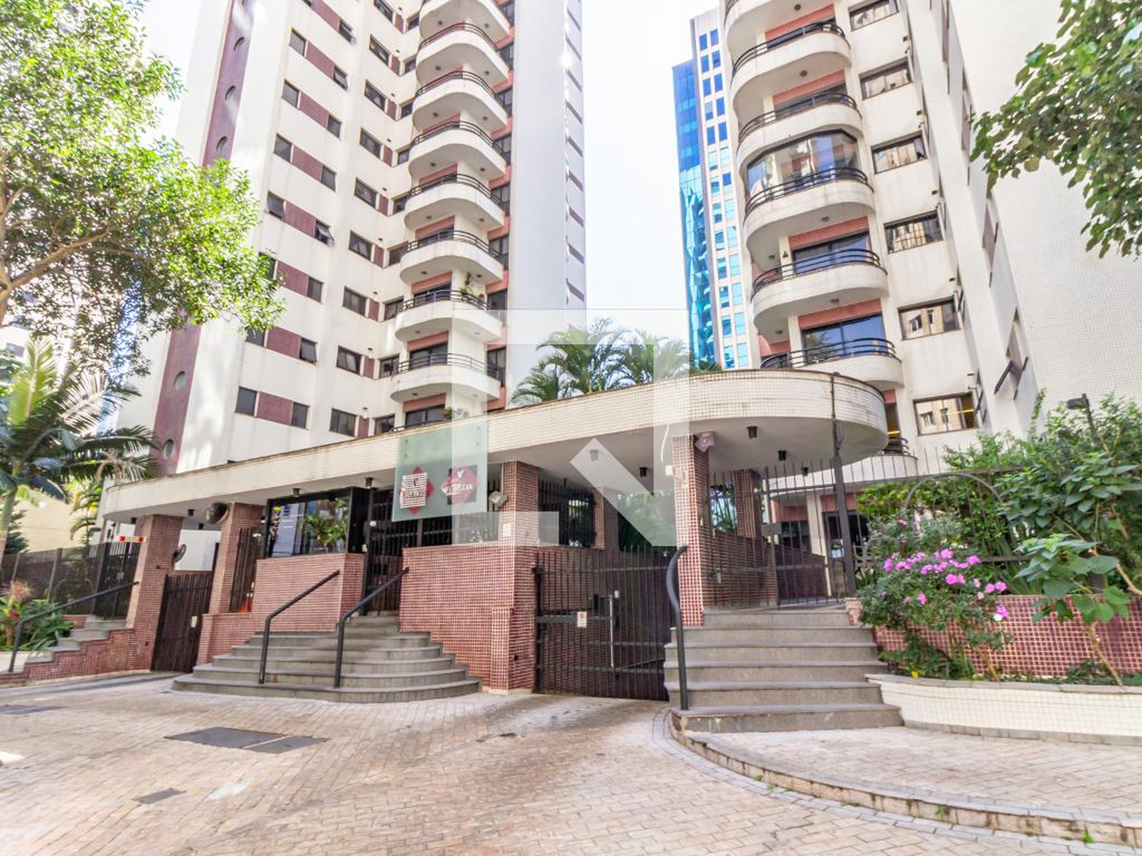 Fachada Condomínio em Rua Cândido Lacerda, 160