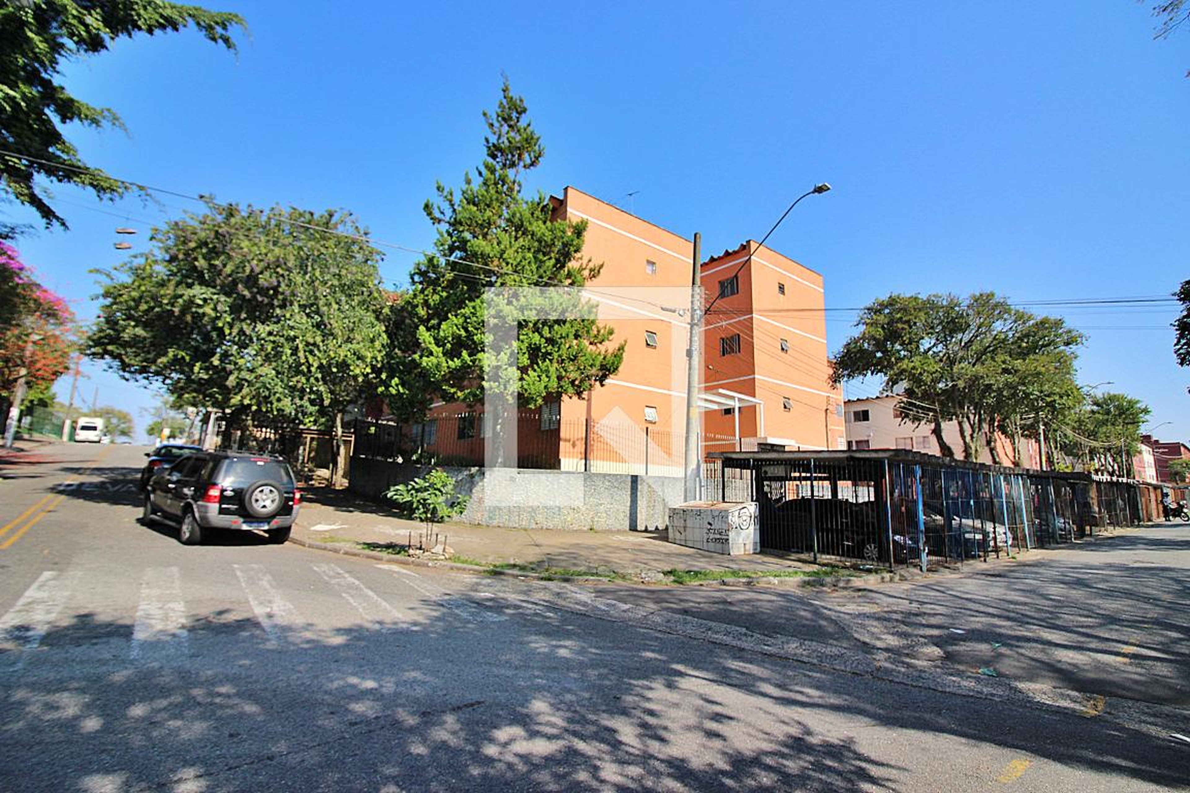 Fachada Condomínio em Rua Atílio Manoel Miéle, 106