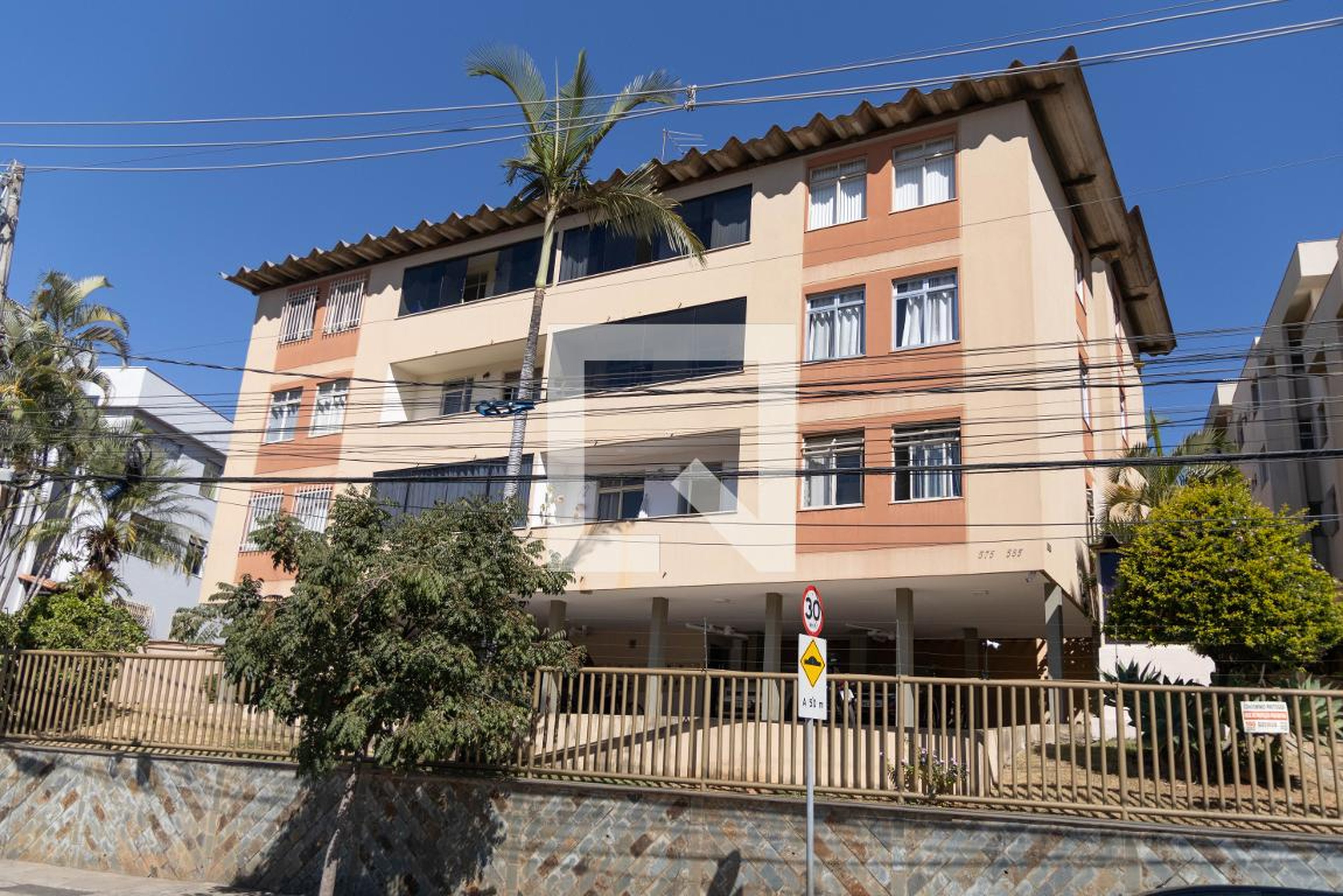 Fachada Condomínio em Rua Paulo Piedade Campos, 585