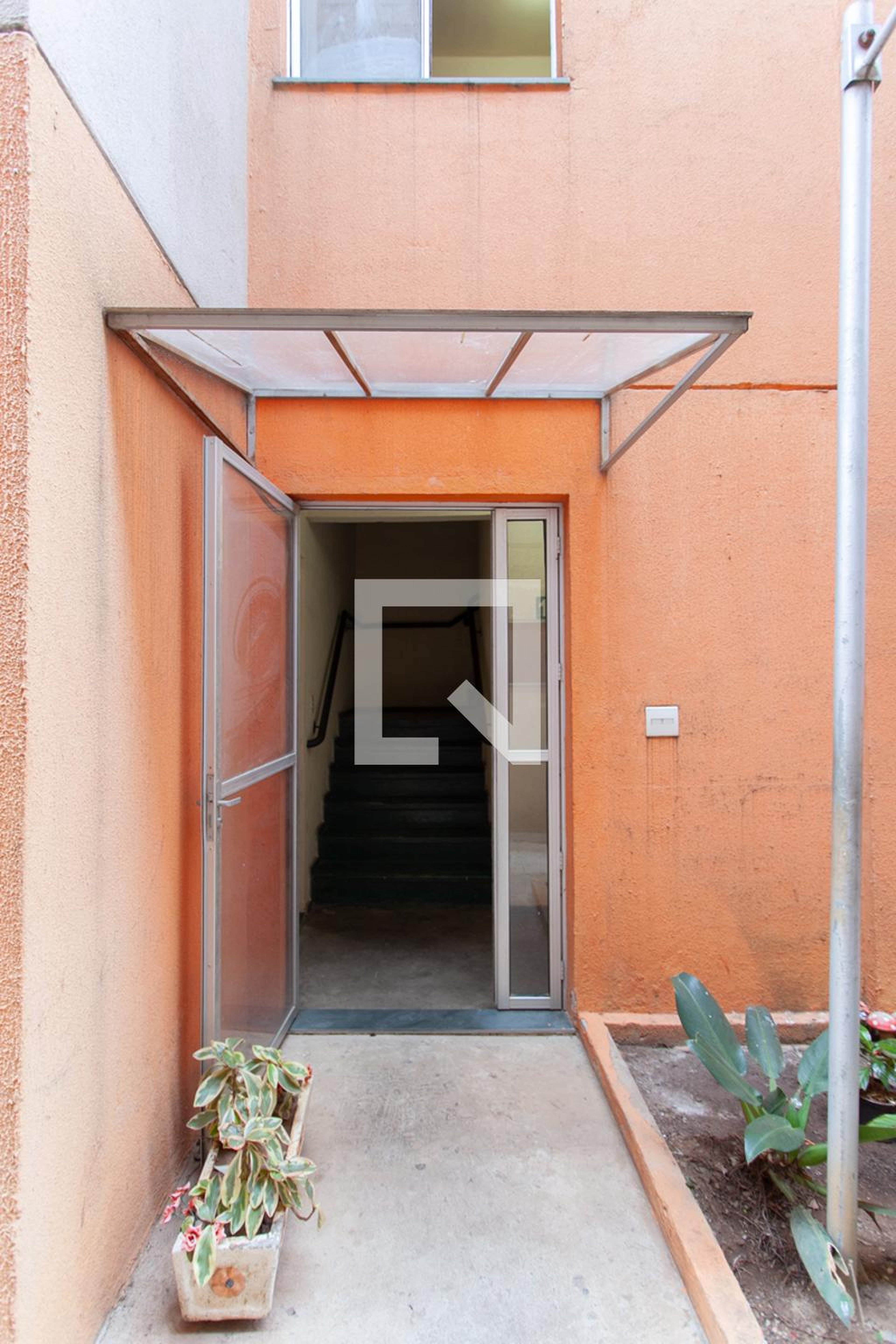 Entrada Condomínio em Rua Tancredo Esteves, 345