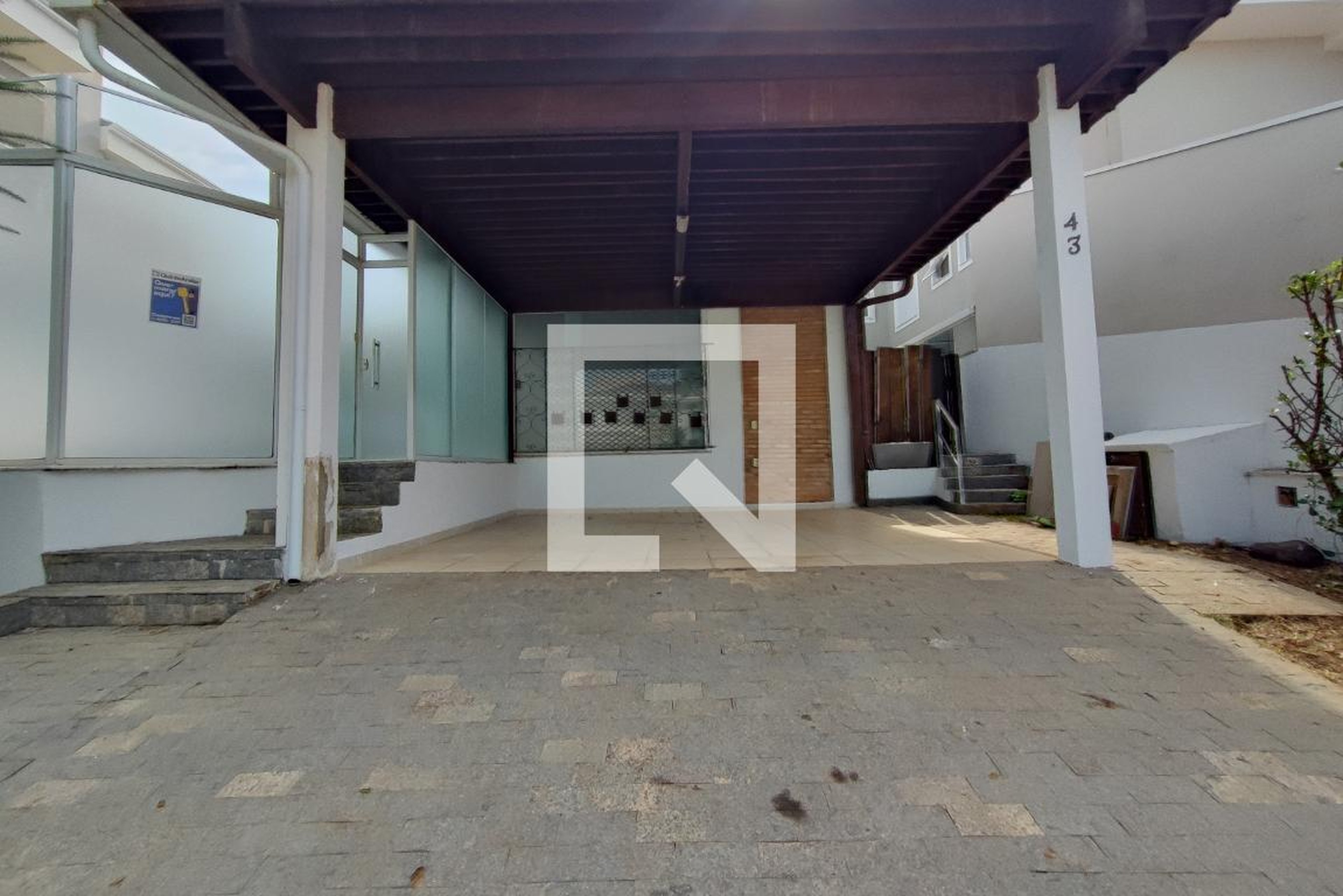 Fachada Condomínio em Rua Helena Besson Fernandes, 43