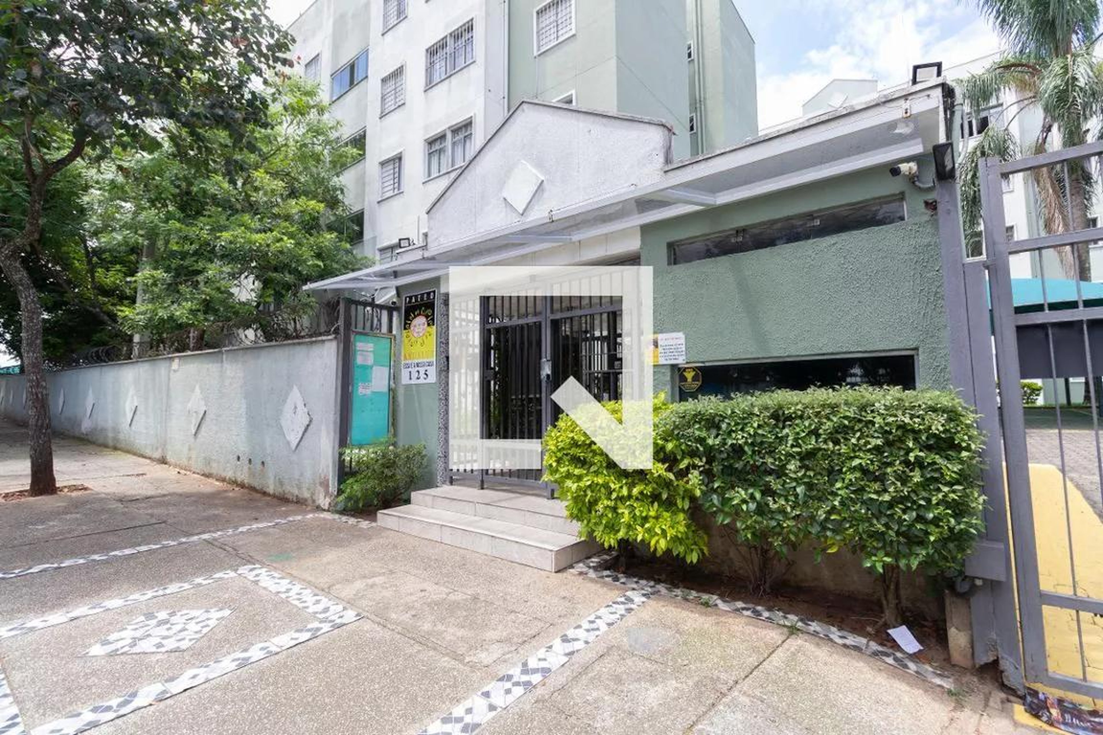 Fachada Condomínio em Rua Cajazeiras, 100