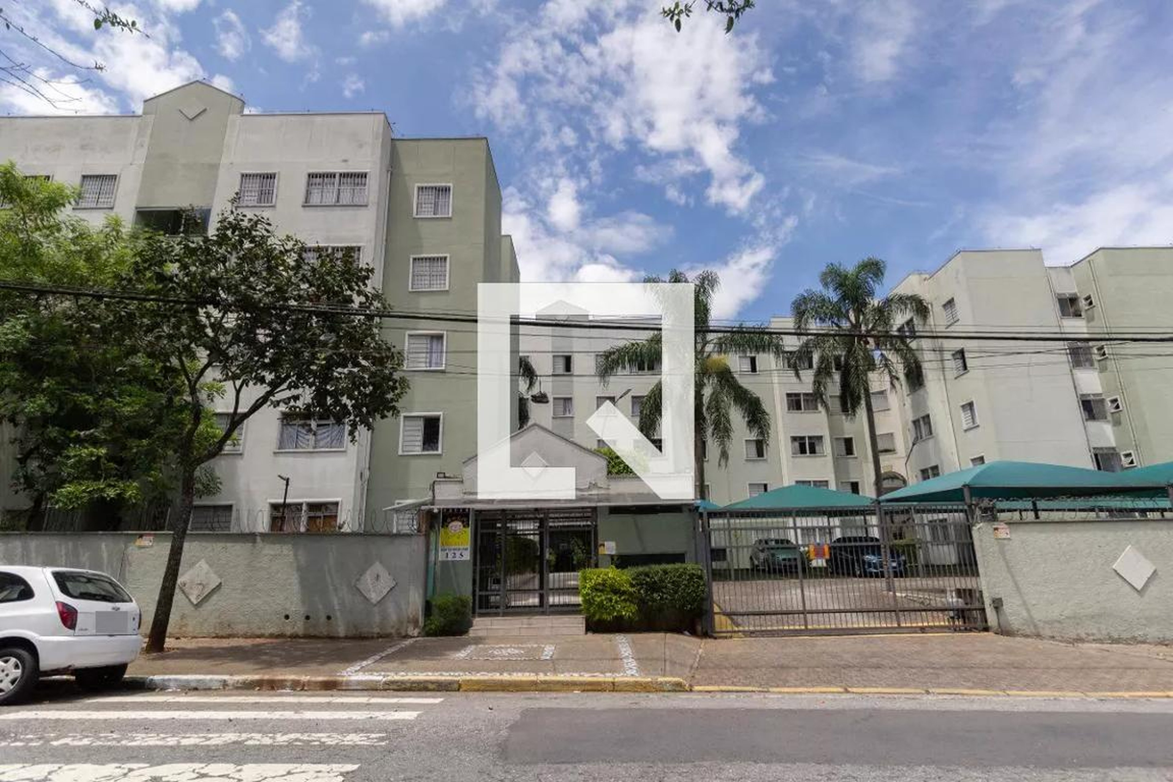 Fachada do Condomínio Condomínio em Rua Cajazeiras, 100