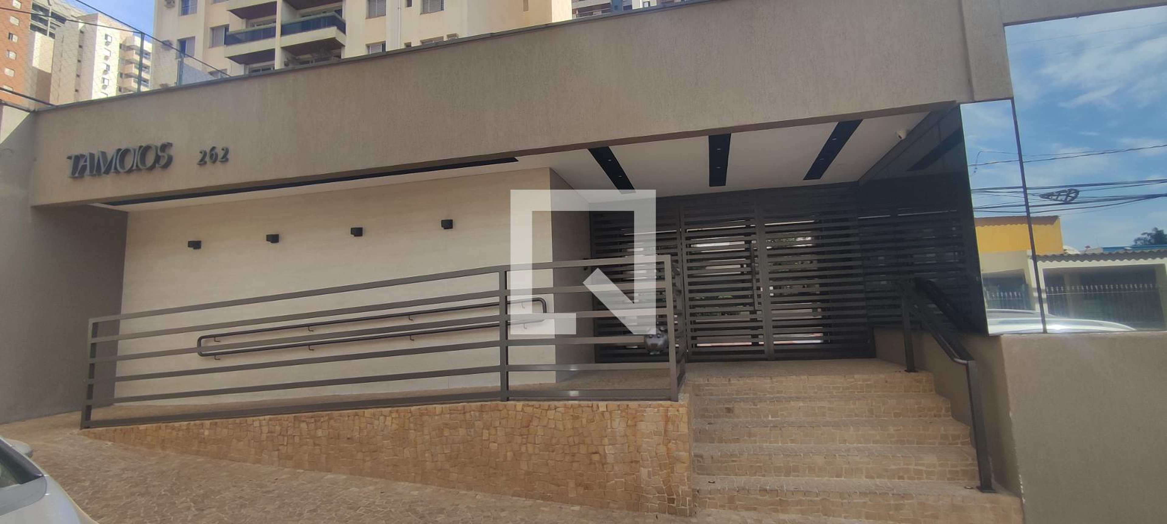 Fachada Condomínio em Rua Tamôios, 262