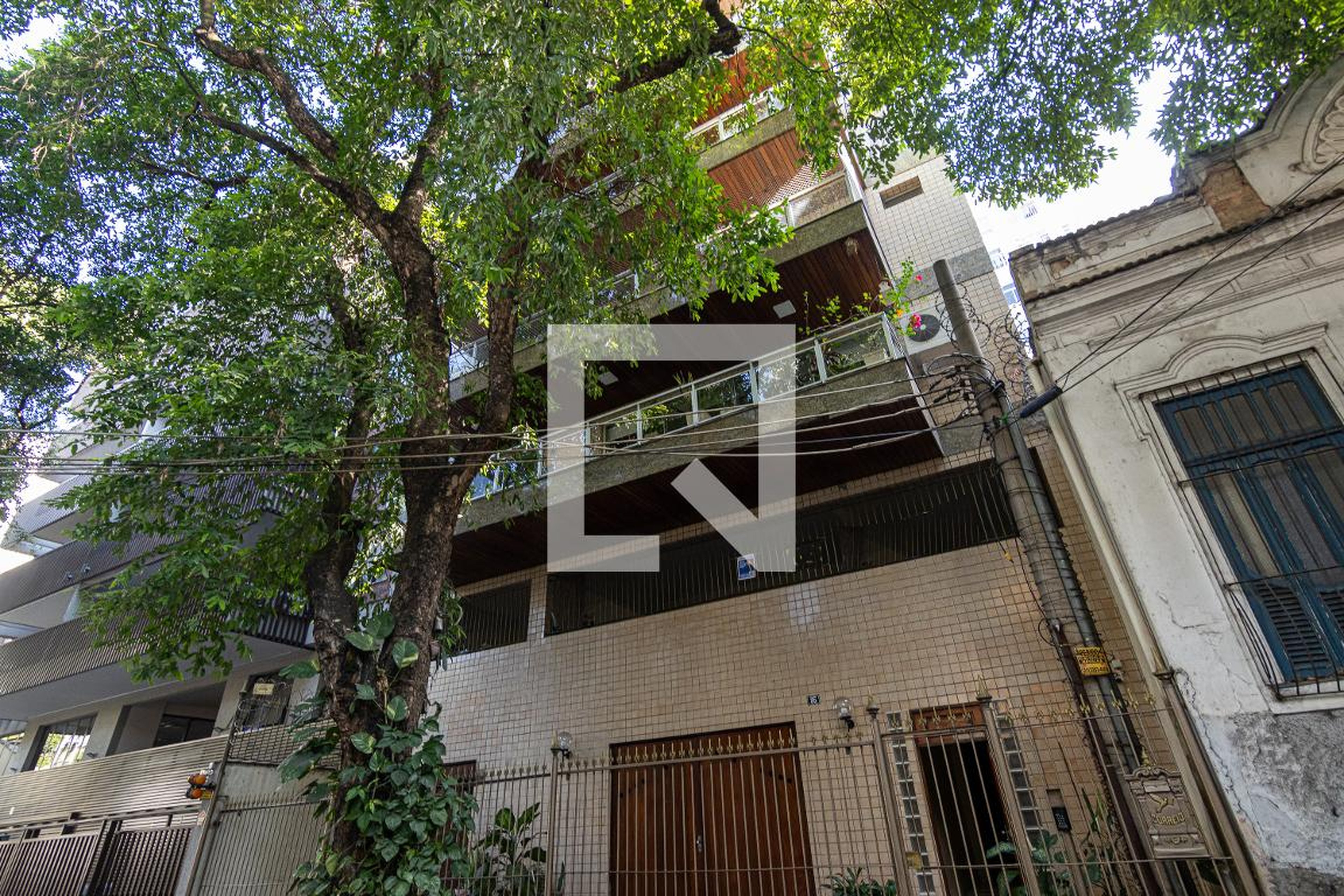 Fachada Condomínio em Rua Carmela Dutra, 95